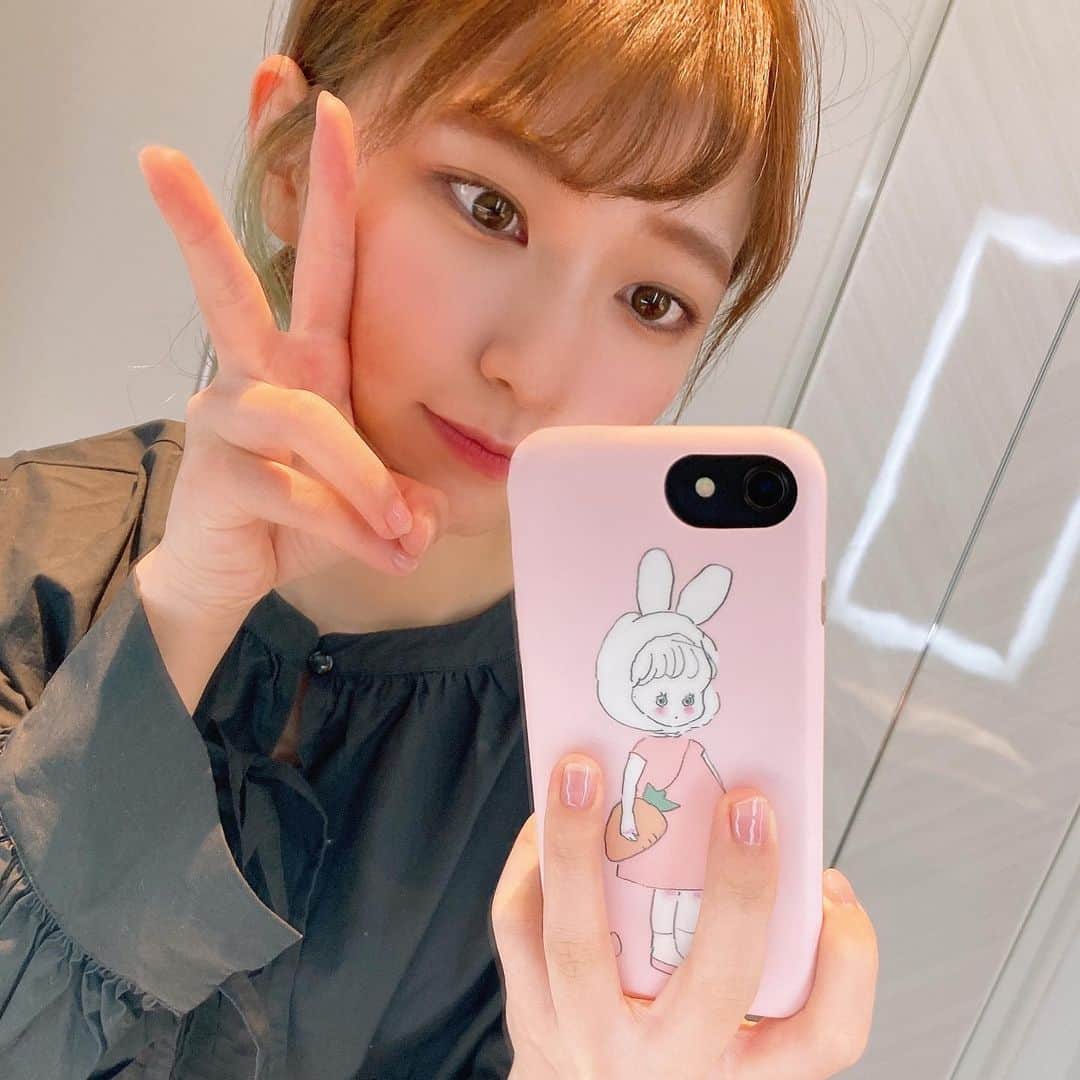 横道侑里のインスタグラム：「カラコンデビュー しちゃいました！！！ . . . #スカンディオリーブ  (11.9mm) 瞳が大きくなりすぎなくて 自然に透明感出て素敵🥰 大きくするだけがカラコンじゃないんだなって思った！ カラコンつけたら世界変わった🤩  #poplens #ポップレンズ #カラコン #カラコンレポ #目元#ポップガールズまとめ #おすすめカラコン」