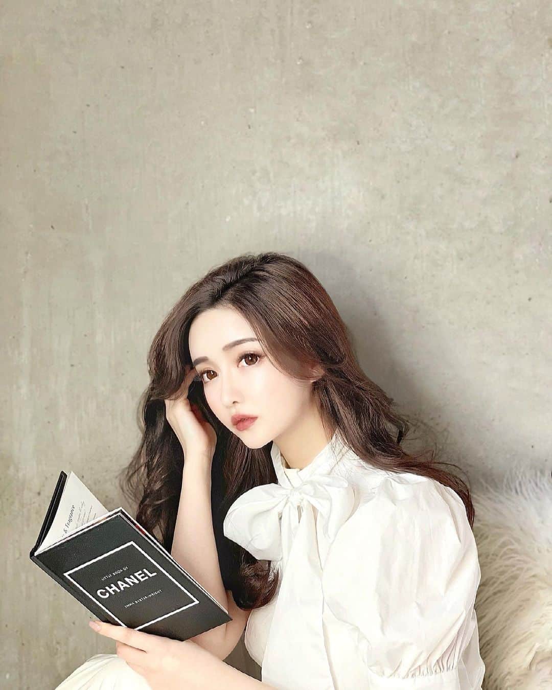 のインスタグラム：「✔︎ 𝐵𝐸𝐴𝑈𝑇𝑌 ・ 今夜は美容について✔︎ 前髪を流すようになってから 額やこめかみ周りのコケがすごく気になっていて… 2ヶ月程前に知人の勧めのクリニック( @pruge_clinic ) へ行ってきたの🤍 ・ PRPという自身の血液から抽出した 「多血小板血漿（PRP)」を注射する 再生医療を受けてきました🩺 ・ 最初は怖くて怖くてなかなか勇気が出なかったのですが 施術して綺麗になった知人のオススメと 院長先生のカウンセリングのおかげで 勇気を振り絞って挑戦できました♫ ダウンタイムは個人差があるようですが 私は1週間〜10日間程は重たく腫れた感じでした😌 ・ 2ヶ月程経過した今、 ふっくら艶感あるお肌の額になっています🤍 「そういえばなんか綺麗になったね」 なんて言って頂けて 頑張って良かったなぁと思えています☺️ ・ とはいえ美容系の施術は個人差や体質の向き不向きがあり、 施術部位によっても効果が様々なので情報に惑わされず、 専門家の意見を取り入れながら ご自身とよく相談して決められて下さいね🕊 ・ ・ #ぷるぷる注射 #プルージュ美容クリニック #PRP #chanel #beauty」