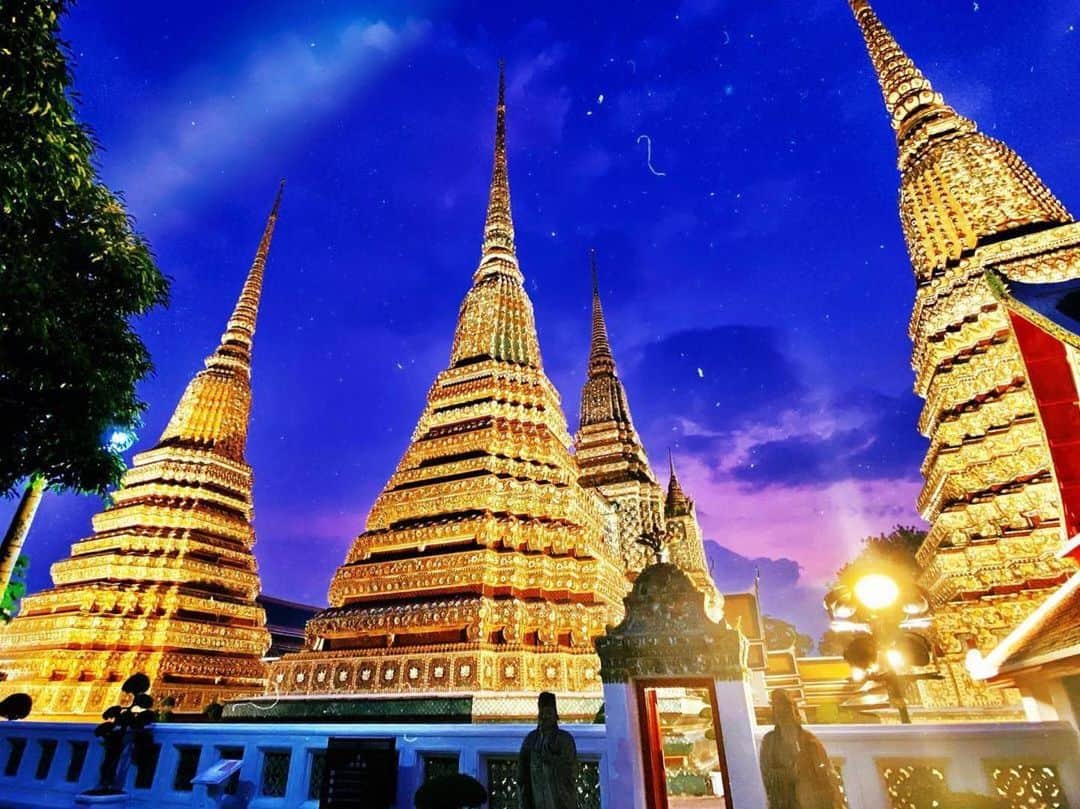 タイ国政府観光庁さんのインスタグラム写真 - (タイ国政府観光庁Instagram)「・﻿ ／﻿ もっと知りタイ‼️﻿ タイ🇹🇭エンタメ情報✨﻿ ＼﻿ ﻿ 毎週土曜日は、タイのエンタメ情報をお届け😎﻿ ﻿ 今週は、「ワット・ポー」のライトアップ風景をご紹介します‼️﻿ ﻿ バンコク最古の寺院としても知られるワット・ポーは、「ねはん寺」の別名どおり、大きな涅槃仏が祀られた人気観光地👀✨﻿ ﻿ 夜になると、敷地内にいくつもある仏塔がライトアップされ、神秘的な光景が広がります🙏﻿ ﻿ 夕暮れ時を狙って、足を運んでみてはいかがでしょう💨﻿ ﻿ 📷 @tom_pithukpong 🙏✨﻿ ﻿ #repost #タイエンタ #バンコク夜景 #バンコクおすすめ #タイ #バンコク #ワットポー  #こんなタイ知らなかった #もっと知りタイ #はじめてのタイ #バンコク好き #バンコク好きな人と繋がりたい #タイ旅行 #バンコク旅行 #旅好きな人と繋がりたい #旅行好きな人と繋がりたい #海外旅行 #thailand #bangkok #bangkoktrip #watpho #temple #thaimassage #thainess #amazingthailand #thailandtravel #thailandtrip #thai #thaistagram #lovethailand﻿」2月20日 18時31分 - amazingthailandjp