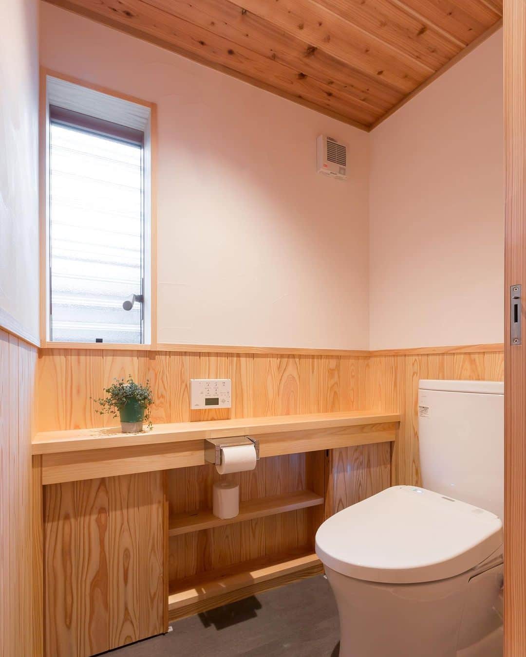感響の家　内保製材株式会社さんのインスタグラム写真 - (感響の家　内保製材株式会社Instagram)「大規模なリノベーションで明るく開放的な空間に生まれ変わった住まい。  あたたかみのある木製の造り付け洗面台。下部はオープンですっきりと。脱衣室やトイレもたっぷりの収納で、漆喰と無垢の木が明るく爽やかな空間に。（滋賀長浜・Y様邸）  . ほかの写真はこちら @kankyo_no_ie  . #内保製材 #感響の家 #エアパス #イロハ #滋賀 #長浜 #彦根 #米原 #湖北 #工務店 #注文住宅 #住宅 #新築 #リノベーション #一戸建て #建築 #マイホーム #家 #インテリア #家づくり #暮らし #住まい #自由設計 #自然素材 #無垢 #木の家 #漆喰  #脱衣所 #トイレインテリア #洗面所収納」2月20日 18時32分 - kankyo_no_ie