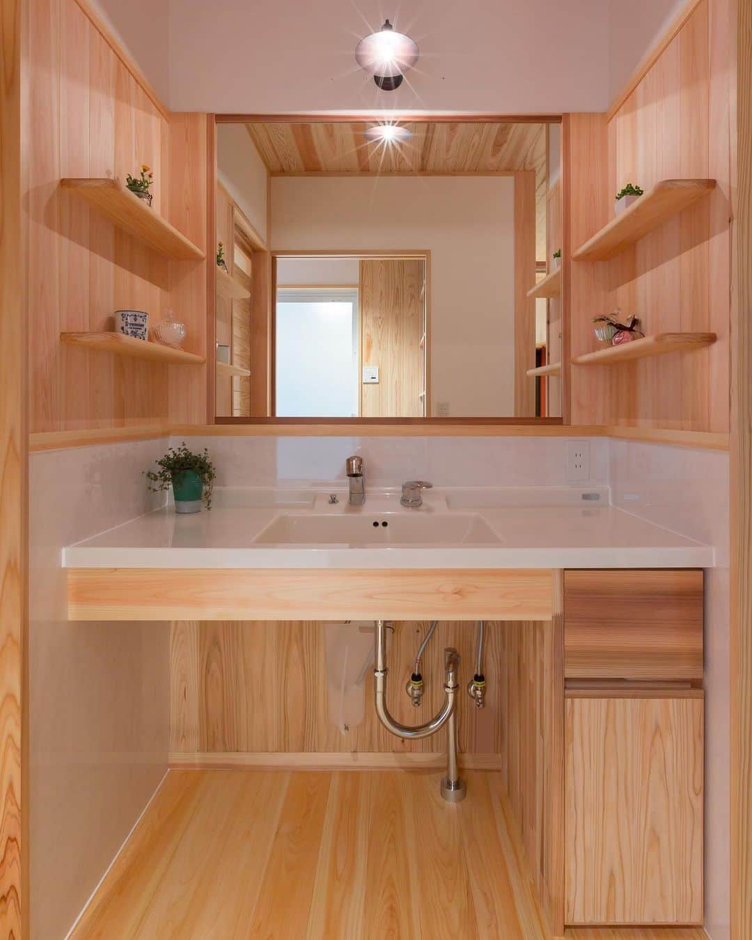 感響の家　内保製材株式会社さんのインスタグラム写真 - (感響の家　内保製材株式会社Instagram)「大規模なリノベーションで明るく開放的な空間に生まれ変わった住まい。  あたたかみのある木製の造り付け洗面台。下部はオープンですっきりと。脱衣室やトイレもたっぷりの収納で、漆喰と無垢の木が明るく爽やかな空間に。（滋賀長浜・Y様邸）  . ほかの写真はこちら @kankyo_no_ie  . #内保製材 #感響の家 #エアパス #イロハ #滋賀 #長浜 #彦根 #米原 #湖北 #工務店 #注文住宅 #住宅 #新築 #リノベーション #一戸建て #建築 #マイホーム #家 #インテリア #家づくり #暮らし #住まい #自由設計 #自然素材 #無垢 #木の家 #漆喰  #脱衣所 #トイレインテリア #洗面所収納」2月20日 18時32分 - kankyo_no_ie