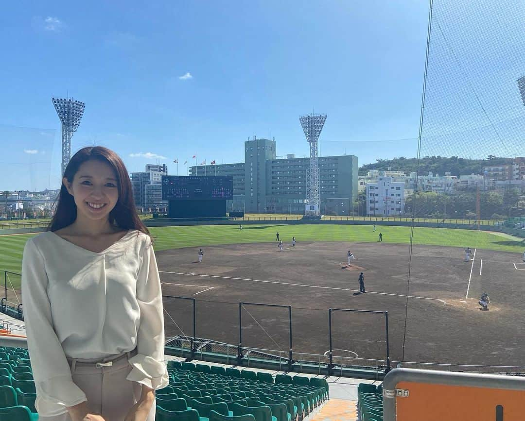 阿部智帆のインスタグラム：「☀️☀️☀️  試合は悔しい結果でしたが 選手たちは常に声を出し 士気が下がることはありませんでした😊  最後まで諦めず、奮闘する姿が素敵でした👏✨ また次の試合が楽しみです🧡  ＊＊＊＊＊今日のGラヂ＊＊＊＊＊＊＊＊  ☑︎選手に聞きました！ 「勝負のドライブデート！帰り際にあまぁ〜いひと言を送るなら？💗」　 岸田Gラヂ隊長を筆頭に、スウィート&おもしろコメント続出‼︎ 選手生ボイスありです😊  ☑︎沖縄の魅力＆プレゼント企画キーワード発表 （音声トラブルにより、アーカイブいくつかに分かれています🙏）  ☑︎ゲスト【読売巨人軍　通訳・依田さん】 通訳さんだからこそ知っている‼︎あの選手の魅力✨ 貴重なお話盛りだくさんです‼︎  ＊＊＊＊＊＊＊＊＊＊＊＊  アーカイブでぜひ☺︎♡ プロフィールリンクからお聞き頂けます♪  明日もよろしくお願いします🌺  #giants #沖縄キャンプ #Gラヂ」