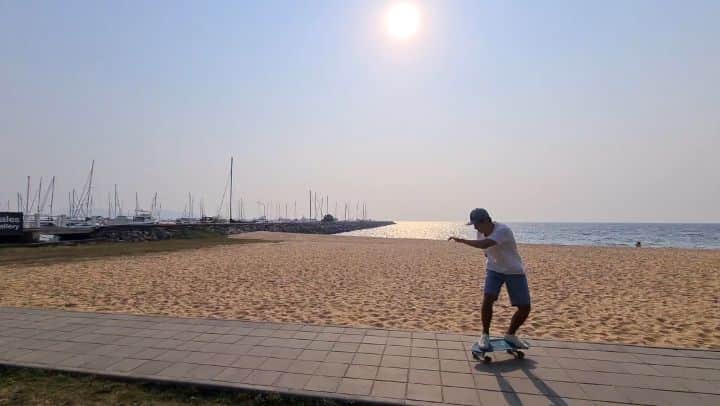 アイス・サランユーのインスタグラム：「Good Vibes 🤘 Good experience 👍 @botanybeach  First time on Surf Skate🛷 มาเล่นกันเถอะๆ  #botanybeach  #pattaya  #พัทยา #พัทยามาเที่ยวได้」