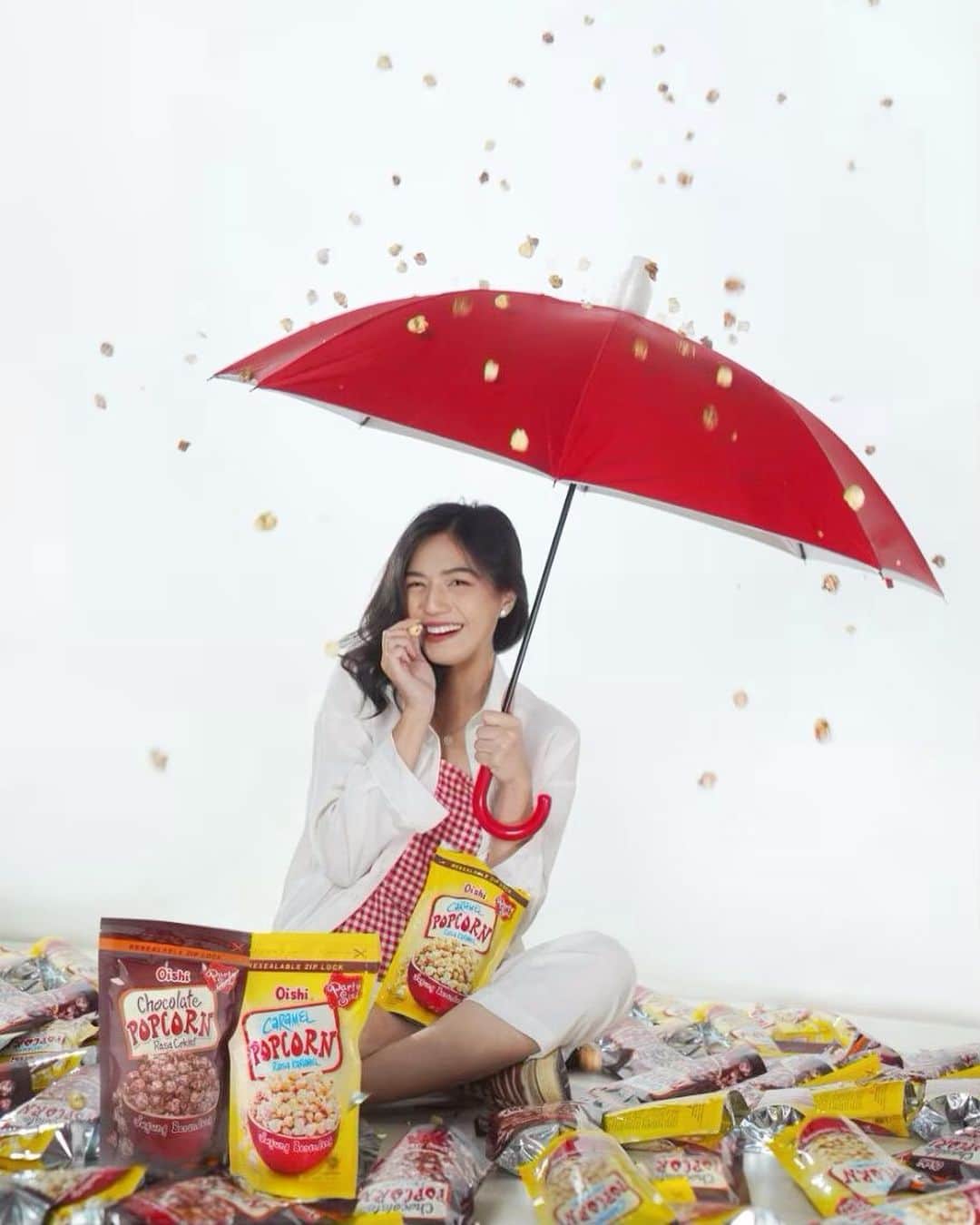 ガブリエラ・マルガレット・ワラオーのインスタグラム：「Haihai. Kalian liburan ngapain aja? Aku mau rekomen kalian teman buat liburan nih, Oishi Popcorn! #extraOISHInary cemilan yang wajib bgt dicoba, apalagi yang rasa caramel!❤️  Yuk ikut kontes di @oishi.id!! Karena lewat kontes ini kalian bisa dapetin 1 BOX OISHI! Lumayan banget kan buat jadi temen nyemil kalian😁 tinggal 2 hari lagi, jangan sampai ketinggalan yaaaa  #OISHI_ID #oishi #oishipopcorn #popcorncaramel #popcorncokelat」