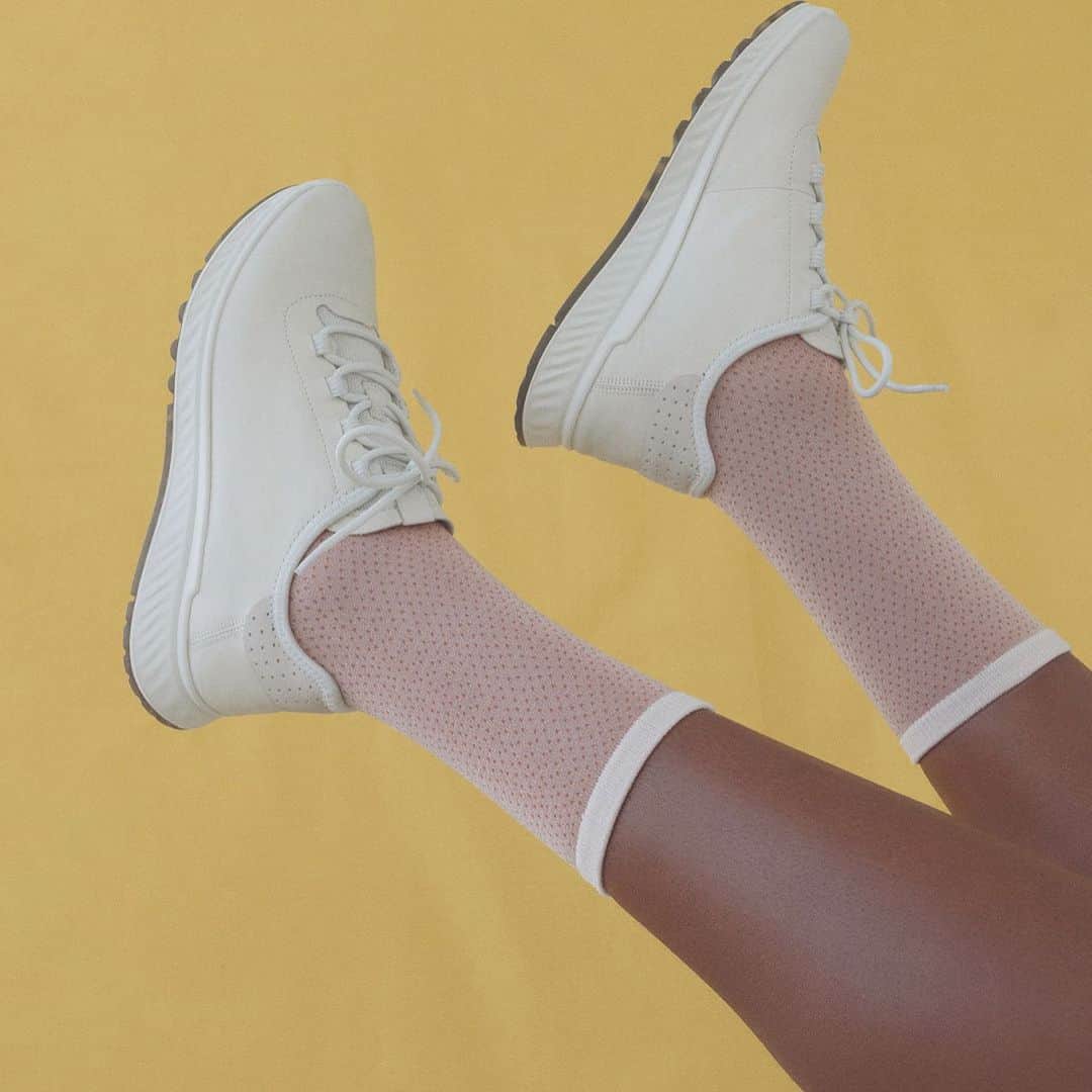 エコーさんのインスタグラム写真 - (エコーInstagram)「Swipe for that new shoes feeling #MovesLikeYou」2月20日 18時54分 - ecco
