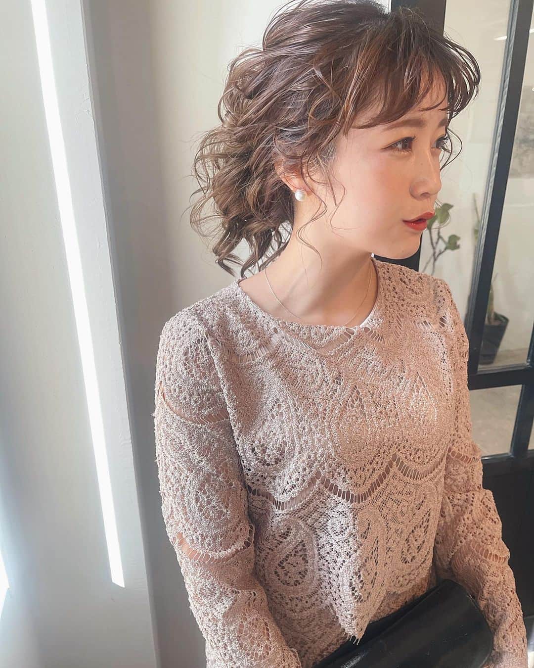 sakincho1028のインスタグラム：「いつもふにゃふにゃしてて可愛いわーちゃんを ふにゃんとくるんなポニースタイルにしてみました🌷 ポニーテールな女の子とてもすき✌🏻 #sakinchohair #hairarrange#hair#arrange#hairset#ヘアアレンジ#アレンジ#ヘアセット#豊橋#美容室#ヘアメイク#出張ヘアメイク#ブライダルヘア#ウェディングヘア#結婚式#花嫁#花嫁ヘア#お呼ばれヘア#ポニーテール」
