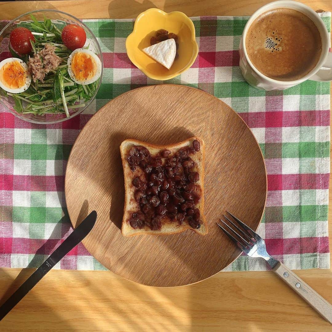 藤原万由子のインスタグラム：「. . 久々のしっかり朝ごはん。 色々やって一周回って、最近はめっぽう小倉バタートースト一択🧈 . . #藤原製パン」