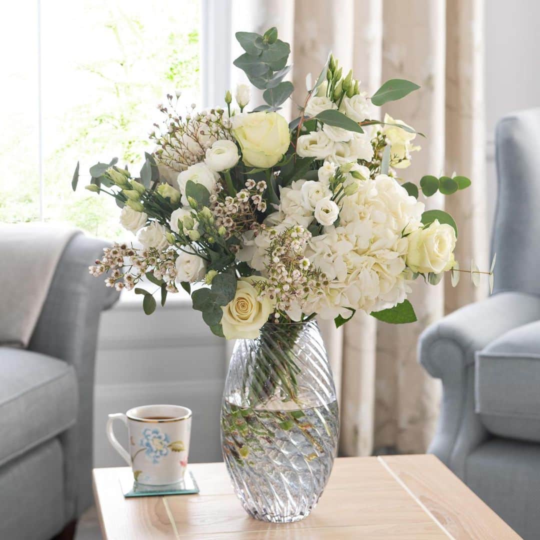 ローラアシュレイのインスタグラム：「The Timeless White Bouquet 🌷 Carefully selected to create a timeless and elegant look, this bouquet is a collection of white and cream blooms featuring beautiful large hydrangeas and roses, paired with natural eucalyptus stems. A luxurious bouquet that will make a stunning gift for all occasions.  Tap the link in bio to shop the Laura Ashley Fresh Flowers collection @nextofficial」