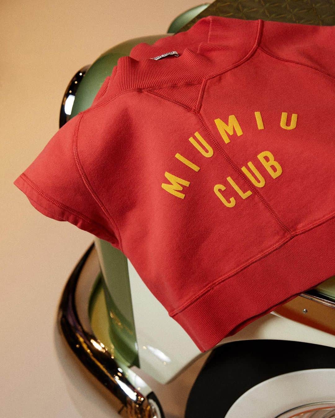 Miu Miuさんのインスタグラム写真 - (Miu MiuInstagram)「Juxtapositions of activewear with luxury elements: discover the dedicated #MiuMiuSS21 selection of the #MiuMiuLeague pop-up at Harrods online at miumiu.com and harrods.com  Photography by @Kristy_Noble」2月20日 18時56分 - miumiu