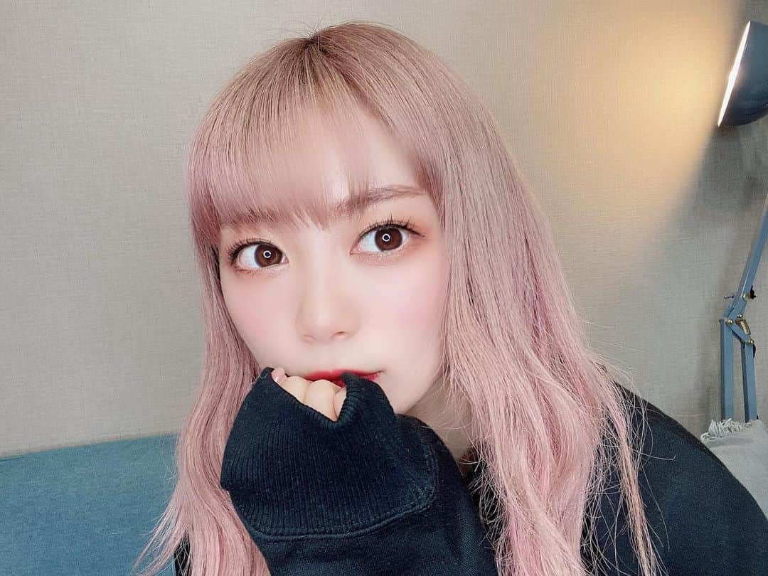 美木優希奈のインスタグラム：「・  くろ。  #nike  #pinkhair #makeup #hairmodel #instagood  #instafashion #singersongwriter #vocal #vocalist  #ブラックコーデ  #ボーカルユニット  #撮影 #ヘアカラー  #冬服コーデ  #ブラックコーデ  #シルバーアクセサリー  #弾き語り女子  #ギター女子  #ヘアスタイル #ピンクヘアー  #冬ヘアカラー  #インナーカラーピンク  #インナーカラー  #ピンクグラデーション  #サロンモデル #サロンモデル依頼受付中  #美容マニア  #おしゃれさんと繋がりたい  #音楽好きな人と繋がりたい  #かわかっこいい」