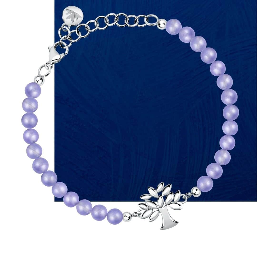 ピアネゴンダのインスタグラム：「Be like a tree and let the dead leaves #Drops.  We are always fascinated by this powerful symbol, the inspiration behind this beautiful bracelet enriched with natural stones.  . . #GIOIELLIDAVIVERE 💫」