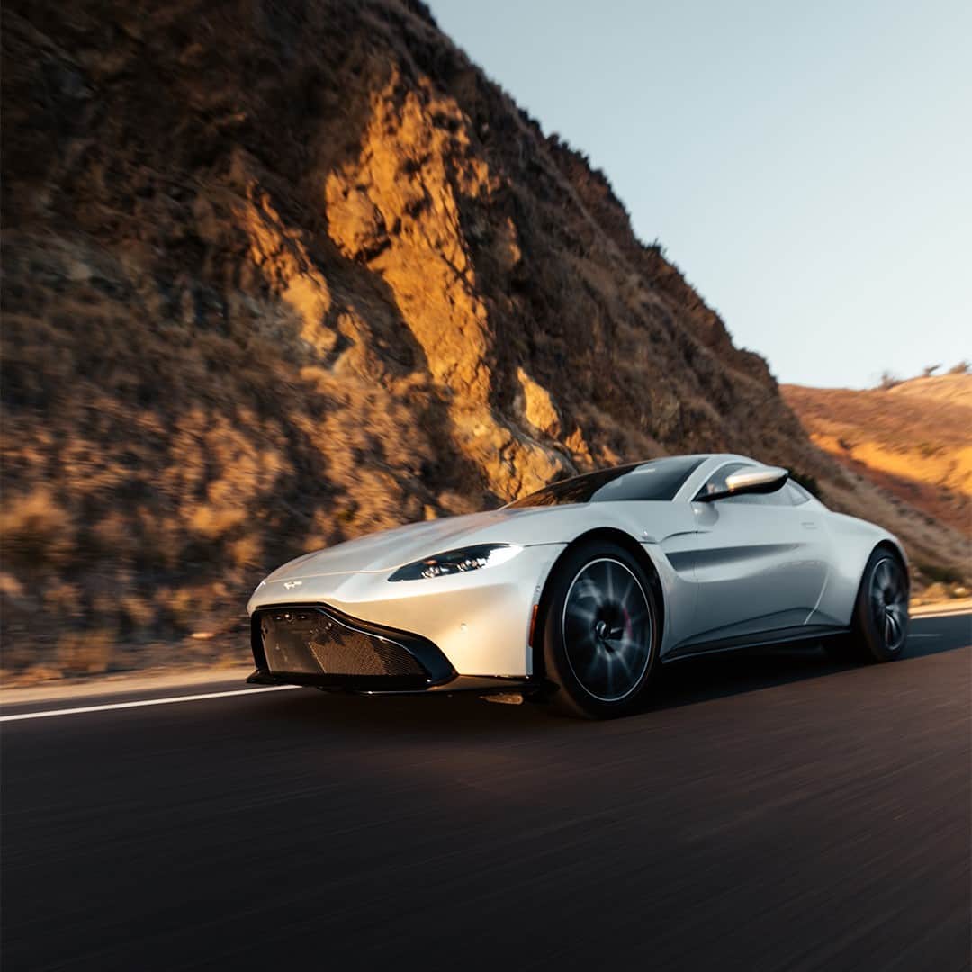 アストンマーチンのインスタグラム：「Vantage deserves to be driven.  📸 @moliverallen  #AstonMartin #Vantage」