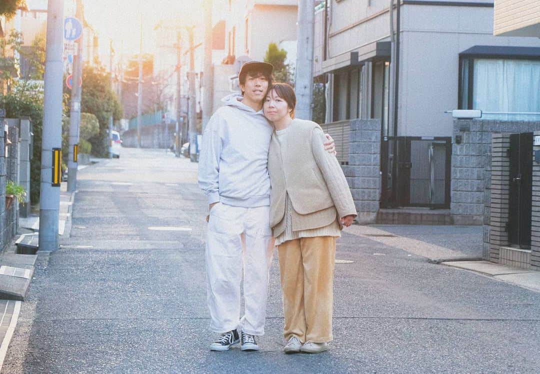 岡本圭司のインスタグラム：「39歳になりました。 多くのお祝いメッセージありがとうございます。 年々楽しくなり、当たり前の事に日々幸せを感じられる余裕が出来てきました。 本当に付き合ってくれるみんなのお陰です。 少しでも恩返し出来るように日々ポジティブに過ごして行こうと思います。 30代最後の年。 良い1年にするぞ～ Photo by Keito #thanksmyfriends」