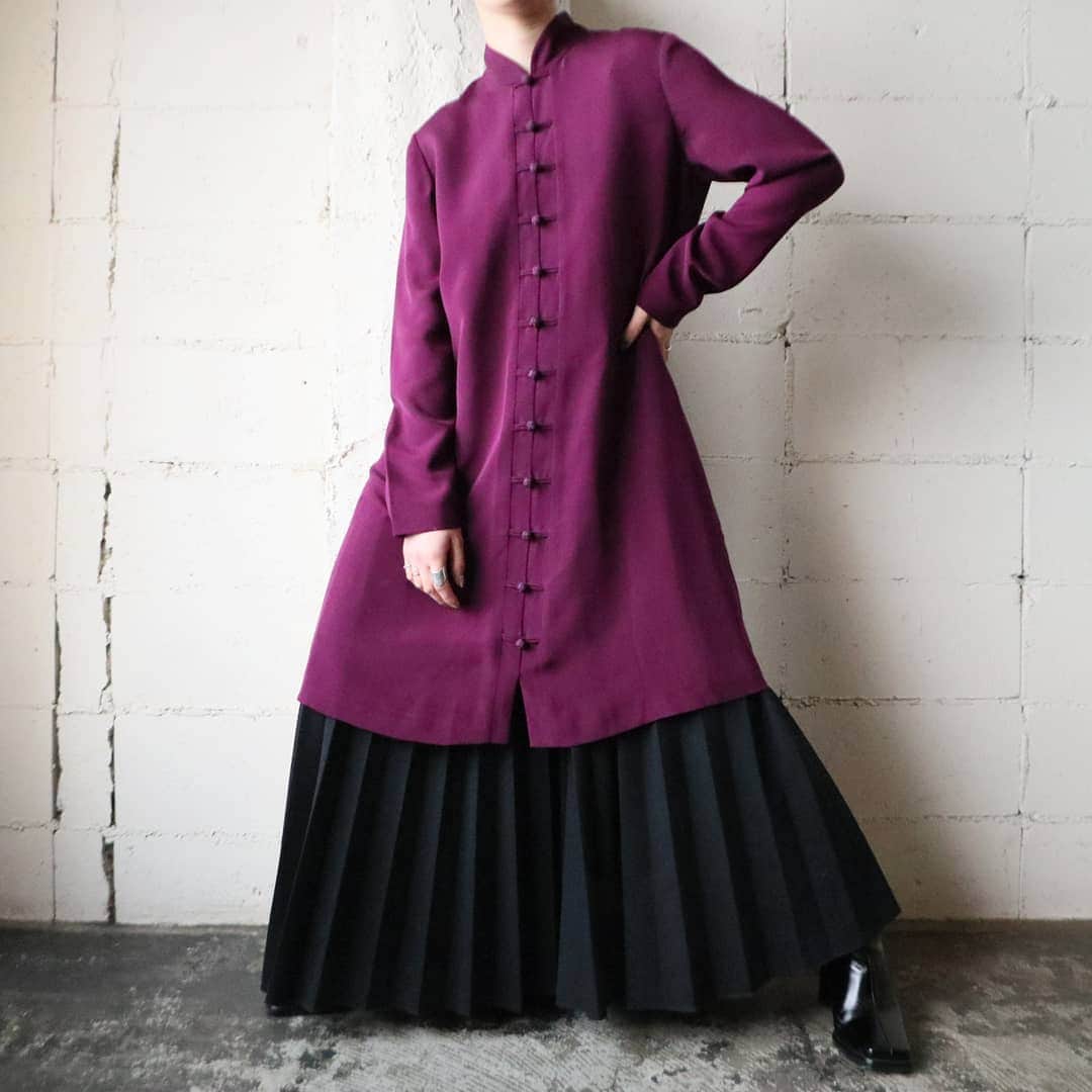 吉祥寺 古着屋 Orfeoのインスタグラム：「. Purple China Dress  #orfeo #kichijoji #tokyo #vintage #used #fashion #coordinate #outfit . . .  お問い合わせはインスタグラムのプロフィール掲載のメールアドレスにお願いいたします。コメント、DMでのお問い合わせは受け付けておりませんのでご了承ください。 ONLINE SHOPの商品も店頭にてご購入頂けます。気になる商品がございましたらスタッフにお声掛けください。 . 新型コロナウィルス感染症予防対策を徹底して営業しております。 ご来店の際はマスク着用、手指消毒にご協力ください。」
