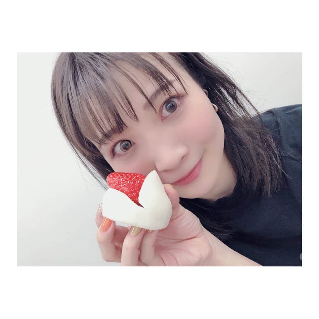 May’nさんのインスタグラム写真 - (May’nInstagram)「春ですね🌸🍓めちゃくちゃあったかい〜  春の味。 いちご大福、めちゃくちゃ好き。  これは梅園の🌸うんまー  #春ですね #特別な #いちご大福 #あったかいんだからぁ」2月20日 19時06分 - mayn1021