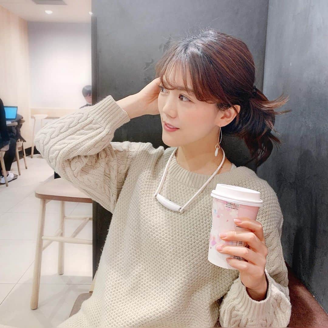 上坂由莉のインスタグラム：「﻿ レッスン終わって休憩中〜🧘‍♀️💨💨﻿ 花粉がそろそろくる時期ですね…お鼻がムズムズ🌀﻿ というか私はすでに1月下旬から感じてましたが🤧﻿ そんな花粉症の皆さんに朗報です📣👏❗️﻿ ﻿ ﻿ ボディケアで有名なドクターエアから花粉症対策アイテム！﻿ エアブーストが新発売されたよ🎉﻿ 私はスギ花粉が酷くてヒノキも少し反応します…🥲🌳﻿ と思うと通年通して花粉で悩む期間て多いな…💦﻿ ﻿ ﻿ 最大800万個/㎤のマイナスイオンが﻿ 空気中に浮遊している花粉やPM2.5を吸着して﻿ 落下させてくれるから綺麗な空気が吸えるみたい🌍🌱﻿ ﻿ ﻿ 何が嬉しいかって持ち運びができる上、﻿ 首からかけれるネックレスもついてるよ🙆‍♀️﻿ コンパクトでクリップがついているので、洋服にもさっとつけて対策ができるよ🌳✨﻿ ﻿ ﻿ レッスンや仕事の時はもちろん❗️﻿ 会議中やカフェタイムなども大活躍してくれてます🥰﻿ 鼻うがいも徹底してるしエアブーストも併用して、花粉の時期も快適に乗り越えたいなぁ🌷🌼﻿ ﻿ ﻿ #エアブースト #ドクターエア #イオン発生器 #花粉﻿ #花粉症 #doctorair #PR #FiNC #FiNCアンバサダー﻿ #ドクターエアFiNCアンバサダー﻿」