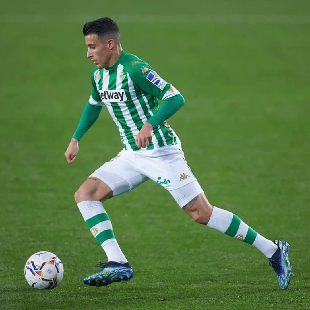 クリスティアン・テージョのインスタグラム：「Que bonito es levantarse con otros 3 PUNTAZOS🍀💚🚀 Seguimos peleando por lo que queremos, vaaamos BETIS! @realbetisbalompie」