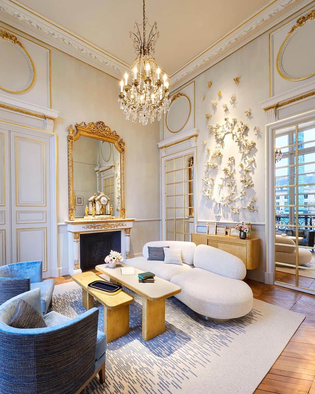 Chaumetさんのインスタグラム写真 - (ChaumetInstagram)「From the High Jewellery workshop to the newly renovated boutique, Chaumet’s historic address on 12 Place Vendôme offers a breathtaking view on the mythical square and colonne Vendôme. An exceptional setting that has continuously infused its Parisian elegance to the Maison’s creations. #Chaumet #12Vendome」2月20日 19時08分 - chaumetofficial