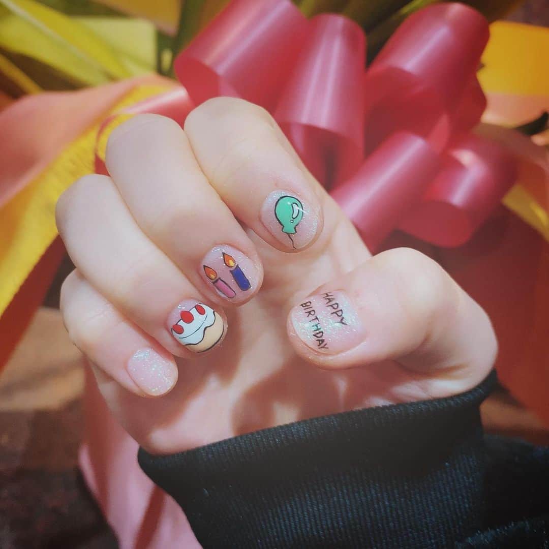 黒川沙良のインスタグラム：「ねー超可愛いBirthdayネイルしてもらったの見てー💅🥺🤍コロナのなかの小さな幸せ🥺💕うん絶対いい歳になるなぁ💕😍てか全部手書きのクオリティやばばばば✨  #控えめに頼んだ29が本当に控えめなの笑う #バースデーガール #いいんだよガールで #永遠の23歳　#だっもーん💕😍」