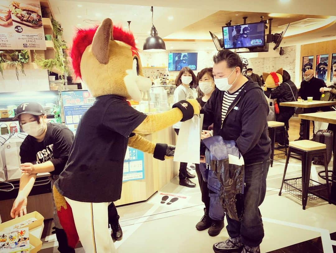 北海道日本ハムファイターズ フレップさんのインスタグラム写真 - (北海道日本ハムファイターズ フレップInstagram)「. 「🥐フレップベーカリーカフェ☕️」にご来店いただいた皆様、ありがとうございました🦊✨ 素敵な時間を過ごせてすごーく嬉しかったです！ 商品の提供、お持ち帰りのお渡し、似顔絵の審査…店長って大変だけど、お客様が喜んでくれるのは本当に幸せだなって思ったよ😁 そうそう、接客の途中に中継してた練習試合で、中田選手のホームランが飛び出した時はみんなで盛り上がったなぁ！！  似顔絵は気持ちのこもった力作揃いで、審査するのが申し訳ないなって思ってしまったよ💦 またみんなで一緒にお絵描きとか出来たら楽しいだろうなぁ☺️  集中対策期間中で、空港はいつもより静かだったけど、そんな中でも沢山の人が遊び来てくれて本当に感謝してます🥲✨  早くみんなが安心して北海道に来れたり、北海道から色んな所の人に会いに行けるようになりますように🌟  #ROSTER #フレップベーカリーカフェ #lovefighters #01karat  #100baseball  #フレップ #似顔絵は気持ちが大事！ #新商品企画会議 は #ROSTER のアカウントで見てね💡 #商品化はみんなの支持次第⁉︎」2月20日 19時15分 - frep_the_fox