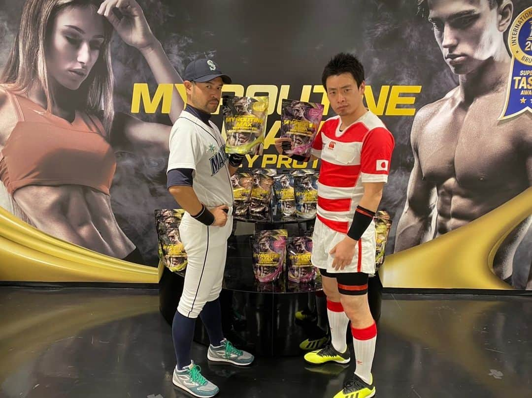 ニッチロー'のインスタグラム：「プロテイン界の三冠王  【マイルーティーンMAX】  味良し、コスパ良し、タンパク質多し  ルーティン繋がりで十五郎丸選手とPR  さすがMAXというだけあって  WAXも発売するらしい  男性用のジェルWAX  これは便利だね  #マイルーティーンmax  #プロテイン #トレーニング #筋肉 #タンパク質 #ジェルWAX #ウエニ貿易  #十五郎丸 #ねんねん #ニッチロー」