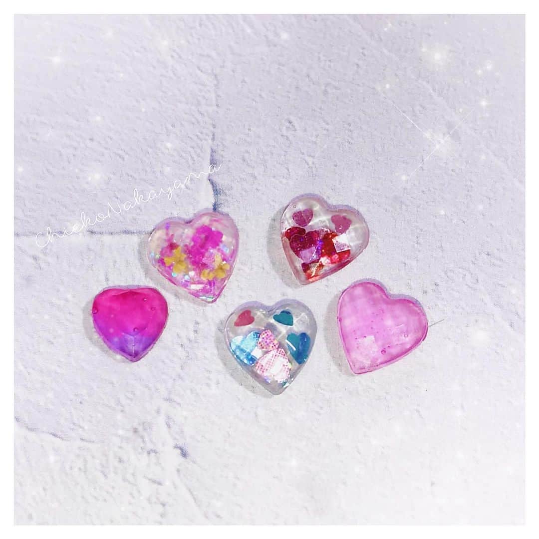 なかやまちえこのインスタグラム：「clear Heart✨⠀ ⠀ 2/19 インスタライブの使用商材です☺️⠀ 画像をスライドしてくださいね♡⠀ ⠀ PREXY  ネイルホイル10色セット ホログラム ハート＆クロス 12カラーセット Betty gel クリスタルキャンディ ソフト カラーレジン バブルガム、チェリー、グレープ ザ・ホイルジェル  PREGEL キャンジェル シャイナー ⠀ 2/23発売PREANFAシリコンモールド⠀ よろしくお願い致します😳🙏✨⠀ ⠀ インスタライブは仕事をしております、PREANFA （PREGEL、Betty gel、きまぐれキャット、PREXY） の商品を使って行っております😌🙏⠀  ⠀  PREGEL・Betty gel・きまぐれキャット・PREANFA・PREXY商品は、⠀ ネイリストの方は↓ ⠀ プリモール @nail_premall ⠀ http://gelnailshop.com/ ⠀ キャンディポケット @candypocket_official ⠀ http://www.beautysupport.jp/sm/script_main/shoptop.php ⠀ セルフの方は↓ ⠀ ジョイアート @joyartofficial ⠀ http://joyart.biz/ ⠀ ⠀ にて購入頂けます☺️⠀  ⠀ #nail #nails #nailart #ネイル #美甲 #ネイルアート  #japanesenailart #manucure #japanesenails #manicurist #gelnails #أظافر #네일아트 #미용 #vẽmóng #ngườiđẹp  #เพ้นท์เล็บ #искусствоногтя #artedeuñas #เพ้นท์เล็บเจล #ジェルネイルデザイン #ネイルデザイン #senikuku #nagelkunst #ゆめかわ #ゆめかわネイル #kawaii #kawaiinails #ファンシーネイル #fancynails @pregelofficial @bettygel_official @kimagure_cat_whim @prexyofficial」