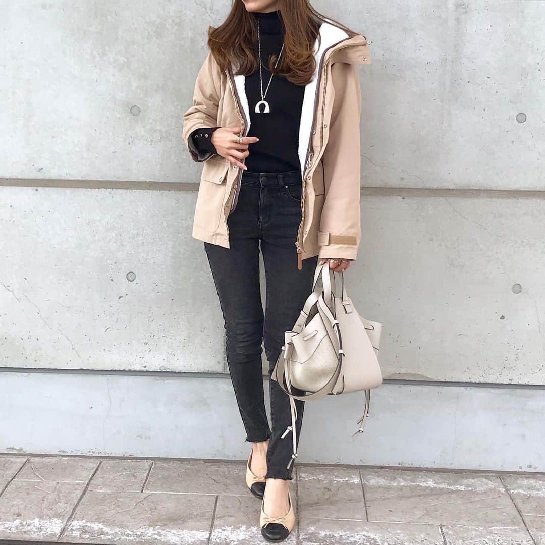 mario_dozonoのインスタグラム：「* 🧥🧥🧥 today’s outfit…！ * @classicalelf_official のマウンテンパーカーが軽くてシルエットがきれいでお気に入り🥰 * フードからちょこっと見えるボアも可愛い❤︎ * インナーのボアは取り外しができるから春先もずっと活躍しそう👍✨ * * outer… @classicalelf_official denim… uniqlo bag… loewe shoes… chanel * * * #outfitoftoday #classicalelf #loewebag #loewe #loewehammock #chanelshoes #uniqloコーデ #今日の服 #クラシカルエルフ #ロエベバッグ #ロエベ #ロエベハンモック #シャネルチェーンウォレット エルフコーデ #スプリングコート #ボアコート #マウンテンパーカー #タートルネックニット #デニムコーデ #ニットコーデ #ユニクロコーデ #ユニデニ #ウルトラストレッチジーンズ #ユニジョ #アラフォーママコーデ #シャネルバッグ #大人シンプルコーデ #ママコーディネート #大人女子コーデ #30代コーデ」