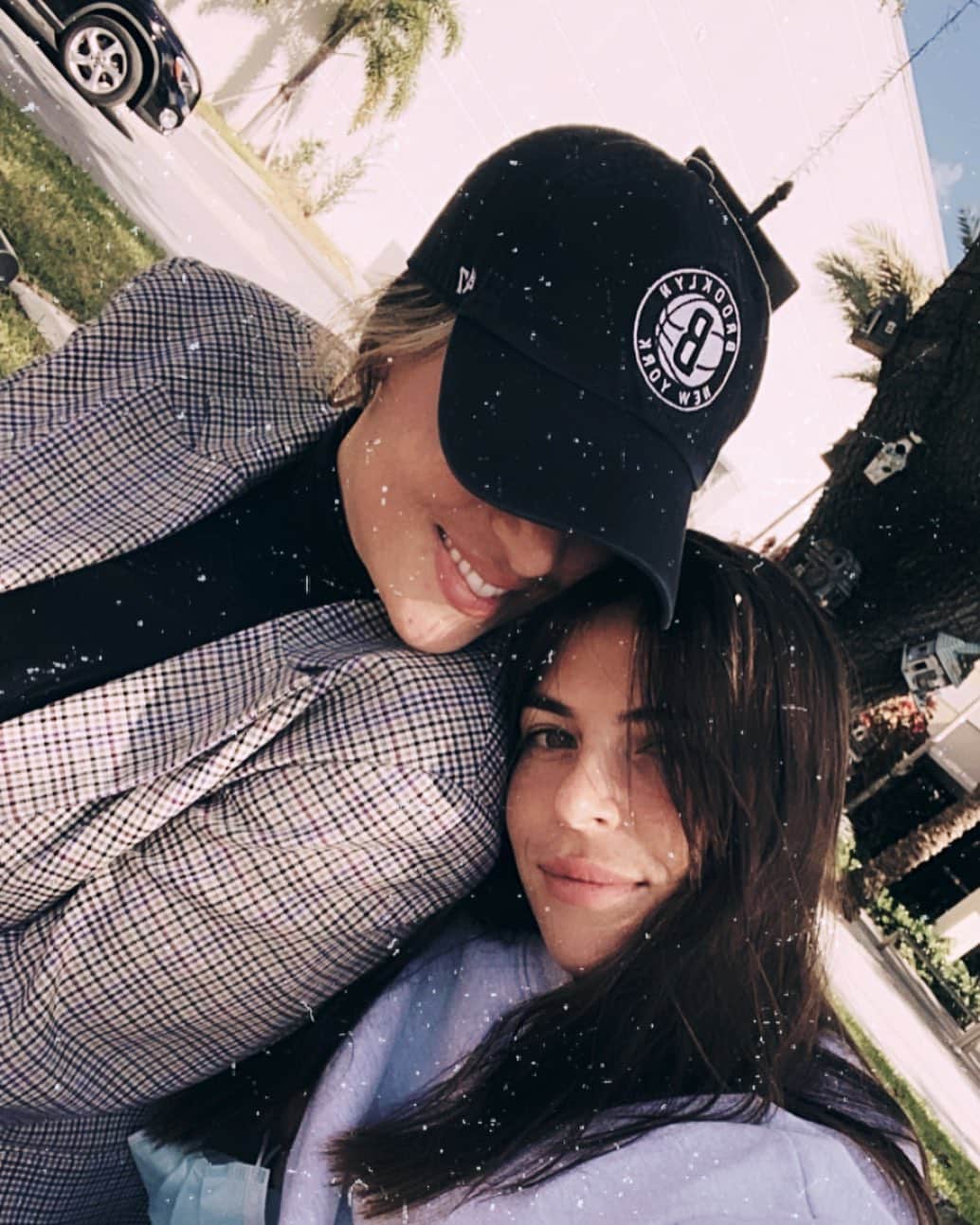 アイラ・トムリャノビッチのインスタグラム：「Remember this day when you told me I needed to re-evaluate my driving behavior🤷🏻‍♀️  Then we proceeded to eat croissants, talk about life, people watched, took this cute selfie that sums us up perfectly (you always looking after me and me looking comfy and cute🤪)👭  Missing you more than usual @hanatom91 🤍」