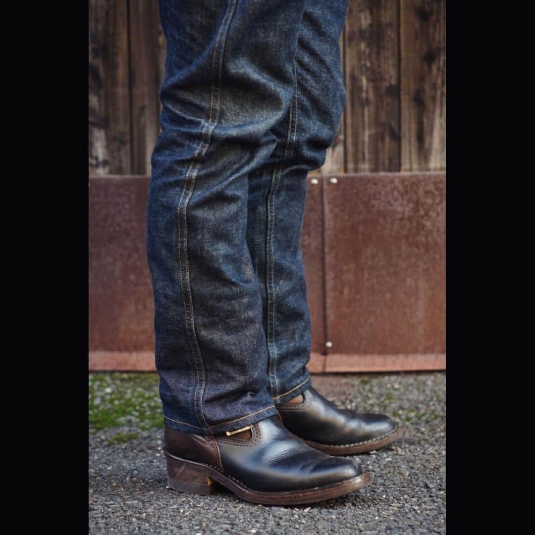 ウェスコさんのインスタグラム写真 - (ウェスコInstagram)「My WESCO! "Horsehide Narrow Wesco Engineer Boots + Shaver Jeans w/Gibson Chain Wallet"  ブーツを履いた際に最も綺麗なラインを意識した、"Shaver Jeans"。 カラーはインディゴとブラックの2色展開となります。  KUROKI製14ozセルビッジデニムで製作された使い勝手の良い5ポケットジーンズです。  ファッションとしてではなく、ハードワークの現場で使われることを想定してきたという、ブランド"SHIP JOHN"。  ポケット内側のキャンバス地の補強布やカンヌキ仕様など、まさにハードな着用を可能とする造り込みは必見です！！  さらに、ご好評を頂いている"Gibson Chain Wallet"や"Coin Case"、"Card Wallet"などのブランドオリジナル商品も多数入荷しています！  ご来店のうえ、是非手にとってお確かめください。  〜Information〜 【ゴートスキンでのオーダーが可能になりました！】 2016年のジャパンリミテッドモデルで採用していたゴートスキン（ブラック）が日本限定レザーとして通常のカスタムオーダーでも選択出来るようになりました！ 尚、ゴートスキンはなくなり次第終了となります。レザーの厚みは十分に持たせていますが、特性上、使用できる部位に制限があり、一部使用出来ないモデルもあります。詳しくはWESCO JAPAN各店、または全国のWESCO正規代理店までお気軽にお問い合わせください。  【バイソンレザーキーホルダープレゼントキャンペーン】 WESCO大阪、WESCO恵比寿、WESCO世田谷及びオンラインショップにてブーツをご購入またはご注文頂いた方に、バイソンレザーで製作したウエスコオリジナルキーホルダーをプレゼントしています！(数量限定、先着順)  #shipjohn #shaverjeans #kuroki #14oz #workwear #GibsonChainWallet #instock  #westcoastshoecompany #wesco #wescopeople #wescoboots #since1918 #100YEARS #oregon #scappoose #madeinUSA #wescojapan #wescoebisu #wescosetagaya」2月20日 19時30分 - wesco_japan