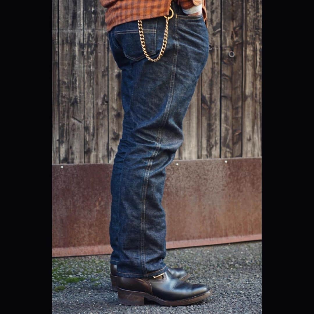 ウェスコさんのインスタグラム写真 - (ウェスコInstagram)「My WESCO! "Horsehide Narrow Wesco Engineer Boots + Shaver Jeans w/Gibson Chain Wallet"  ブーツを履いた際に最も綺麗なラインを意識した、"Shaver Jeans"。 カラーはインディゴとブラックの2色展開となります。  KUROKI製14ozセルビッジデニムで製作された使い勝手の良い5ポケットジーンズです。  ファッションとしてではなく、ハードワークの現場で使われることを想定してきたという、ブランド"SHIP JOHN"。  ポケット内側のキャンバス地の補強布やカンヌキ仕様など、まさにハードな着用を可能とする造り込みは必見です！！  さらに、ご好評を頂いている"Gibson Chain Wallet"や"Coin Case"、"Card Wallet"などのブランドオリジナル商品も多数入荷しています！  ご来店のうえ、是非手にとってお確かめください。  〜Information〜 【ゴートスキンでのオーダーが可能になりました！】 2016年のジャパンリミテッドモデルで採用していたゴートスキン（ブラック）が日本限定レザーとして通常のカスタムオーダーでも選択出来るようになりました！ 尚、ゴートスキンはなくなり次第終了となります。レザーの厚みは十分に持たせていますが、特性上、使用できる部位に制限があり、一部使用出来ないモデルもあります。詳しくはWESCO JAPAN各店、または全国のWESCO正規代理店までお気軽にお問い合わせください。  【バイソンレザーキーホルダープレゼントキャンペーン】 WESCO大阪、WESCO恵比寿、WESCO世田谷及びオンラインショップにてブーツをご購入またはご注文頂いた方に、バイソンレザーで製作したウエスコオリジナルキーホルダーをプレゼントしています！(数量限定、先着順)  #shipjohn #shaverjeans #kuroki #14oz #workwear #GibsonChainWallet #instock  #westcoastshoecompany #wesco #wescopeople #wescoboots #since1918 #100YEARS #oregon #scappoose #madeinUSA #wescojapan #wescoebisu #wescosetagaya」2月20日 19時30分 - wesco_japan