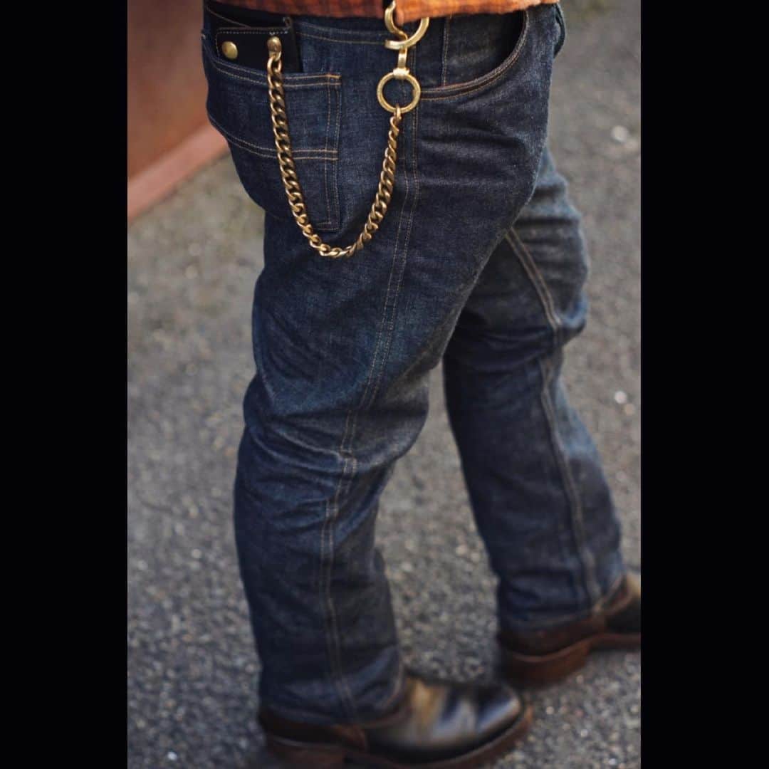 ウェスコさんのインスタグラム写真 - (ウェスコInstagram)「My WESCO! "Horsehide Narrow Wesco Engineer Boots + Shaver Jeans w/Gibson Chain Wallet"  ブーツを履いた際に最も綺麗なラインを意識した、"Shaver Jeans"。 カラーはインディゴとブラックの2色展開となります。  KUROKI製14ozセルビッジデニムで製作された使い勝手の良い5ポケットジーンズです。  ファッションとしてではなく、ハードワークの現場で使われることを想定してきたという、ブランド"SHIP JOHN"。  ポケット内側のキャンバス地の補強布やカンヌキ仕様など、まさにハードな着用を可能とする造り込みは必見です！！  さらに、ご好評を頂いている"Gibson Chain Wallet"や"Coin Case"、"Card Wallet"などのブランドオリジナル商品も多数入荷しています！  ご来店のうえ、是非手にとってお確かめください。  〜Information〜 【ゴートスキンでのオーダーが可能になりました！】 2016年のジャパンリミテッドモデルで採用していたゴートスキン（ブラック）が日本限定レザーとして通常のカスタムオーダーでも選択出来るようになりました！ 尚、ゴートスキンはなくなり次第終了となります。レザーの厚みは十分に持たせていますが、特性上、使用できる部位に制限があり、一部使用出来ないモデルもあります。詳しくはWESCO JAPAN各店、または全国のWESCO正規代理店までお気軽にお問い合わせください。  【バイソンレザーキーホルダープレゼントキャンペーン】 WESCO大阪、WESCO恵比寿、WESCO世田谷及びオンラインショップにてブーツをご購入またはご注文頂いた方に、バイソンレザーで製作したウエスコオリジナルキーホルダーをプレゼントしています！(数量限定、先着順)  #shipjohn #shaverjeans #kuroki #14oz #workwear #GibsonChainWallet #instock  #westcoastshoecompany #wesco #wescopeople #wescoboots #since1918 #100YEARS #oregon #scappoose #madeinUSA #wescojapan #wescoebisu #wescosetagaya」2月20日 19時30分 - wesco_japan