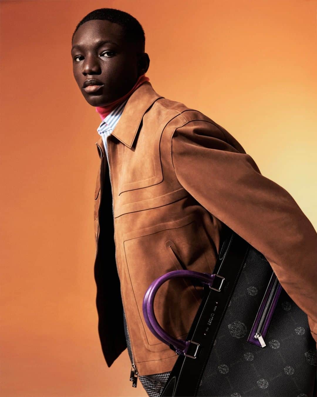 ベルルッティのインスタグラム：「- THE #BERLUTI SPRING 21 PRE-COLLECTION BY @kris_van_assche -  Introducing the “Ulysse” tote bag in SIGNATURE canvas with black and Sukhna Sunset Purple patinas details.  The pre-collection is now available In-Store and on the E-Shop.  Photography by @carlijnjacobs  Creative Direction by #krisvanassche and @mmparisdotcom  Styling by @mauricionardi」