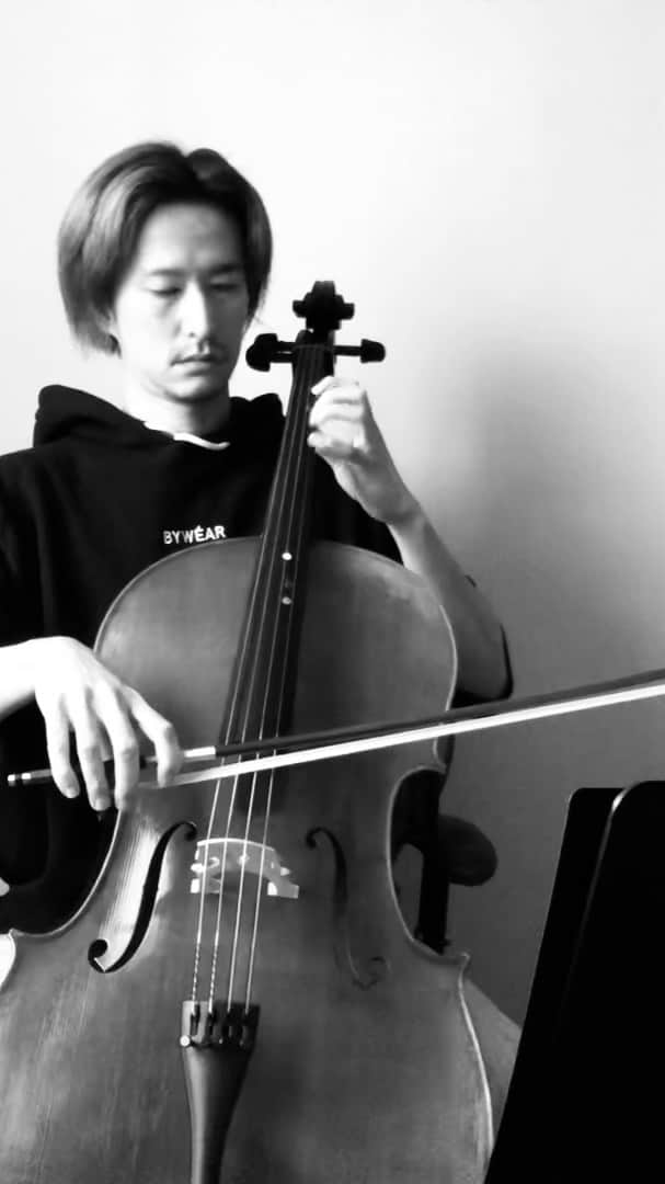 秋山真太郎のインスタグラム：「194日目✨ Day194✨ If a 38-year-old man who can't read musical score suddenly starts playing the cello🎻 #チェロ#cello#プレリュード#prelude#bach#첼로」