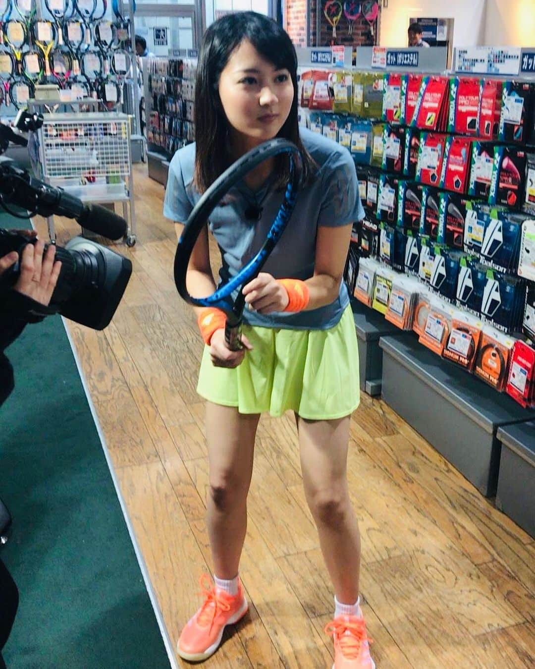 永尾亜子のインスタグラム：「大坂なおみ選手、全豪オープン優勝おめでとうございます🎉 圧倒的な強さでしたね！！かっこよかったです。  昔の写真を見返していると、3年前取材でテニスウェアを着たときの写真を発掘😂 以前大坂選手が着用していたウェアと似たデザインのものなんですよ🙂  #実は元テニス部 #3年間補欠だったけど」