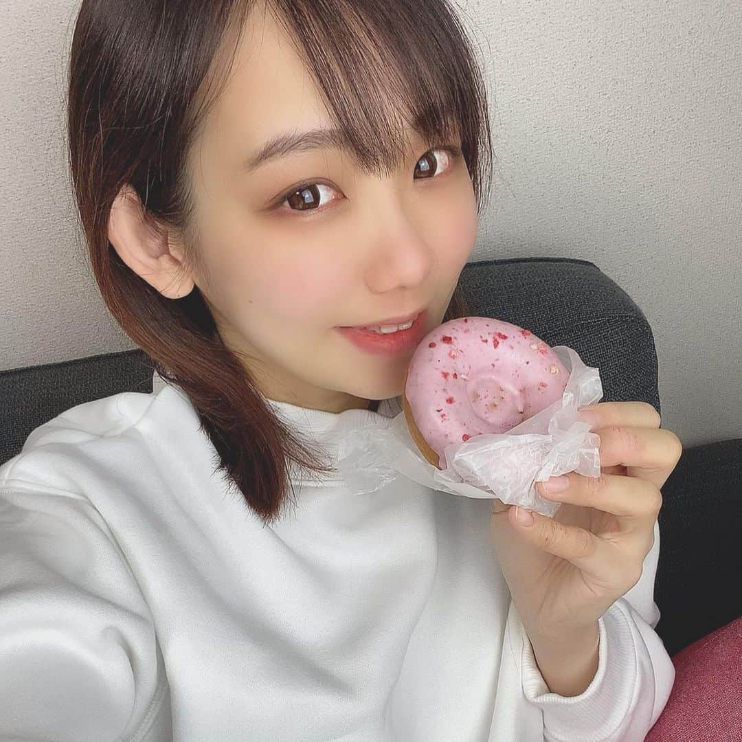 Moeのインスタグラム：「. ずっと行きたかった #てててドーナツ  @tetetedonut  にようやくいけた🥺🍩 . 米粉で作ってるドーナツで ヘルシーで身体に優しい💓 . 揚げてるドーナツとはちがって 焼きドーナツやから 柔らかくてしっとりしてるねん！ . 私が作った米粉豆腐ドーナツは かりかりしてたからどーやって こんな柔らかくしてるんやろ🤔 . . 甘いものやめられへん🙄 . #妊婦 #マタニティ #マタニティアカウント #ぷんにー #ぷんにーらいふ  #妊娠初期 #妊娠中期 #妊娠後期 #妊婦生活 #米粉スイーツ  #2021年4月出産予定  #令和3年4月出産予定  #令和3年ベビー #初マタ #妊婦さんと繋がりたい #初マタさんと繋がりたい #妊婦おやつ #体重管理 #プレママ #米粉ドーナツ #堺市カフェ #堺市スイーツ #からだにやさしいおやつ」