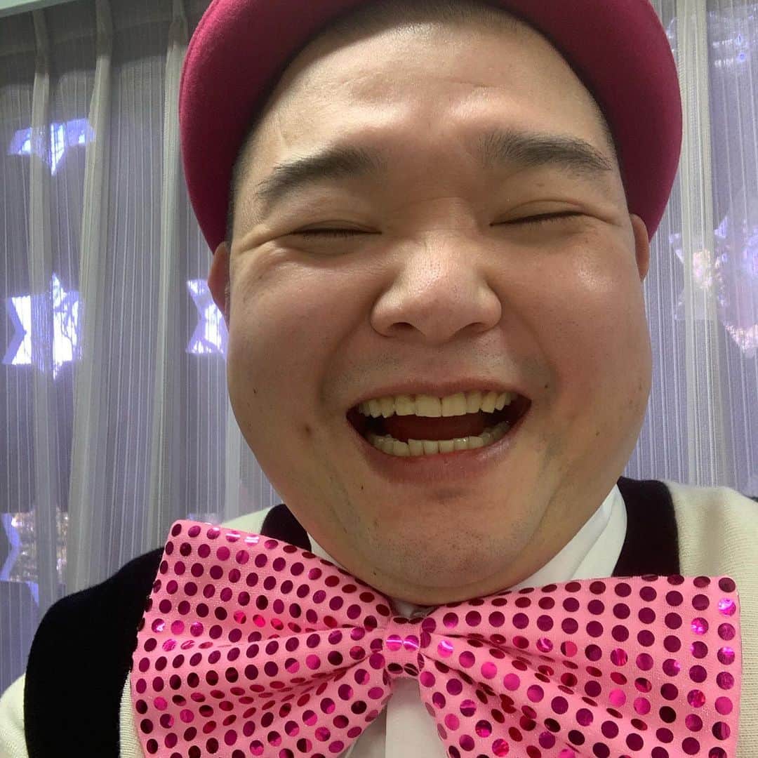 内山信二のインスタグラム：「今日は久しぶりに大きい蝶ネクタイでし〜た！！」