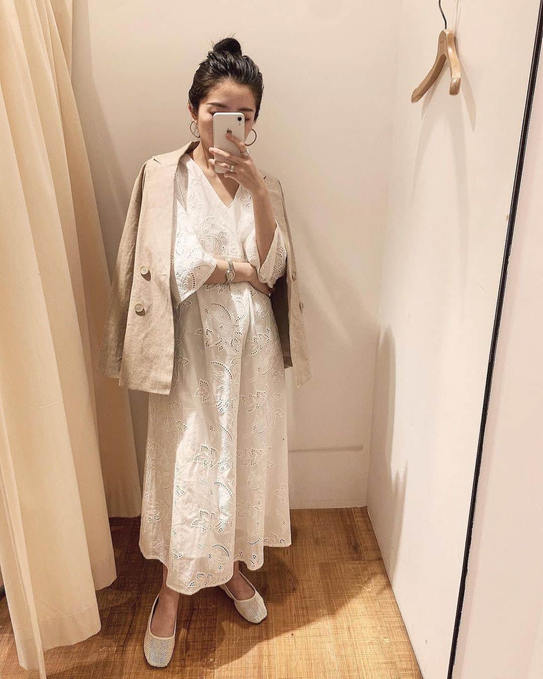 大波絢香のインスタグラム：「*﻿﻿ *﻿ ﻿  ﻿たまには白もいいかも🤔 ﻿ 甘くなりすぎないようにジャケット合わせました◎  ﻿  ﻿ 着用アイテムはインスタTOPのURLから🛒﻿﻿﻿﻿﻿﻿﻿﻿ ﻿@ayaka_onami_ ﻿﻿﻿﻿﻿﻿﻿﻿﻿ ﻿﻿ ﻿﻿﻿﻿﻿﻿﻿﻿﻿﻿﻿﻿ @ungrid_official﻿﻿﻿﻿﻿﻿﻿﻿﻿﻿ @ungrid_staffsnap ﻿﻿﻿﻿﻿﻿﻿﻿﻿﻿﻿﻿﻿﻿ #ungrid#code#ungrid_ayaka#仙台#仙台パルコ#大人カジュアル#大人コーデ#黒髪#シンプルコーデ#ワンピース」