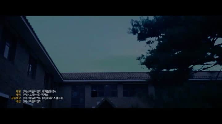イ・ダウィのインスタグラム：「기분도 꿀꿀한데 최면이나 걸려라 🙃   #최면」