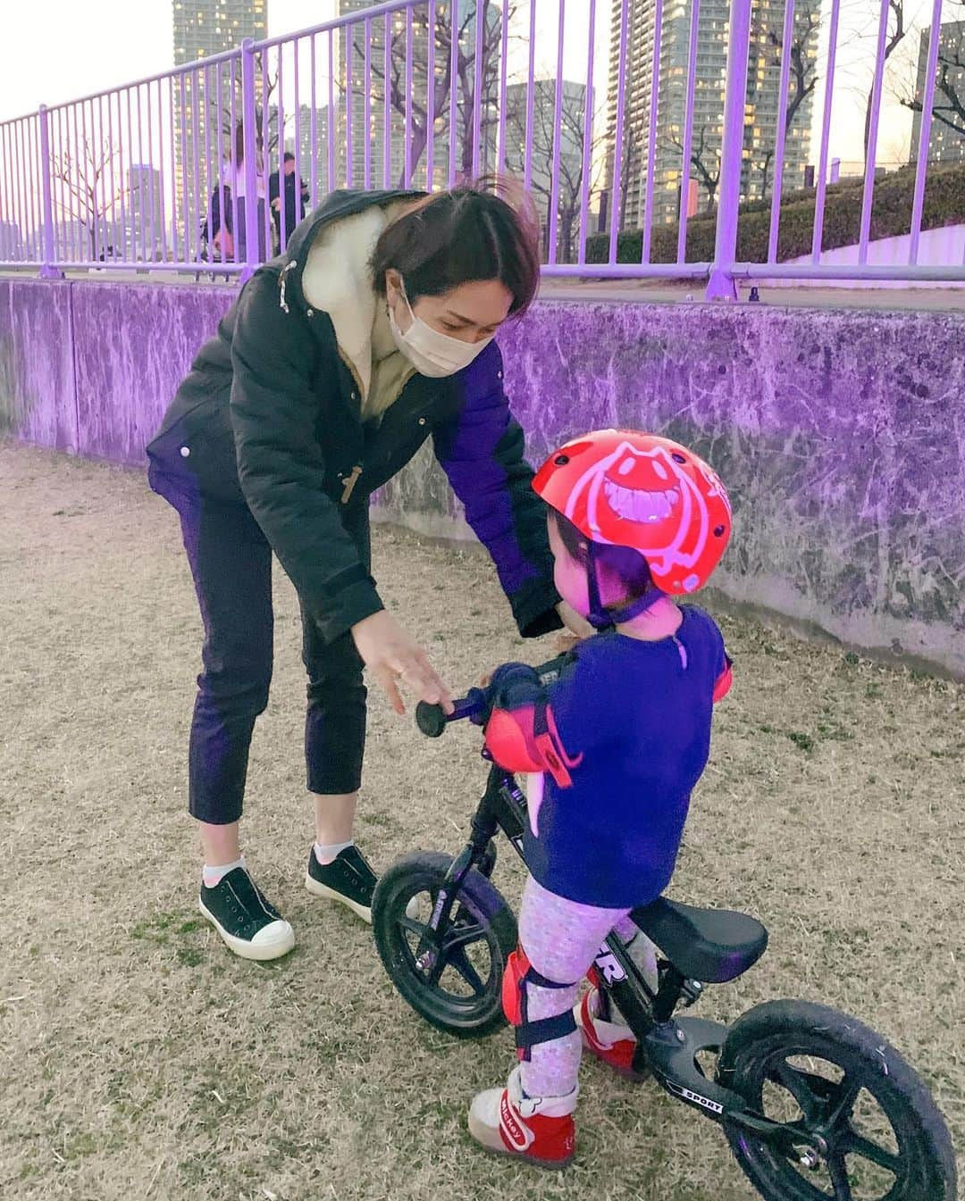 Remiさんのインスタグラム写真 - (RemiInstagram)「👶🏻's bike debut! 今日は朝から歯医者→公園→スイミング→買い物→公園と大忙し💦 もうすぐ2歳になる娘のプレゼント選びをして、初めてのストライダーにも挑戦🚲✨  アクティブな日はマウンテンパーカーが大活躍♪ とにかく軽くて温かいので薄手ニットと合わせて✨ どちらも @classicalelf_official のもの。  秋冬に大活躍したこのアウター、暖かくなったら内側のボアを外して薄手ジャケットとしても着られるので、春も活躍しそう🌿 外したボアも羽織として使えて3wayで楽しめます👏🏻 他にも大きめポケットや撥水加工など機能性抜群でプチプラが嬉しい✨しかも今なら40%off💡 私は(156cm)Mサイズでぴったりでした🙆🏻‍♀️  #公園コーデ #ママコーデ #クラシカルエルフ #classicalelf #エルフコーデ #スプリングコート #ボアコート #マウンテンパーカー #大人カジュアル #プチプラコーデ #ロカリ #locari #156cmコーデ」2月20日 19時29分 - remi_912