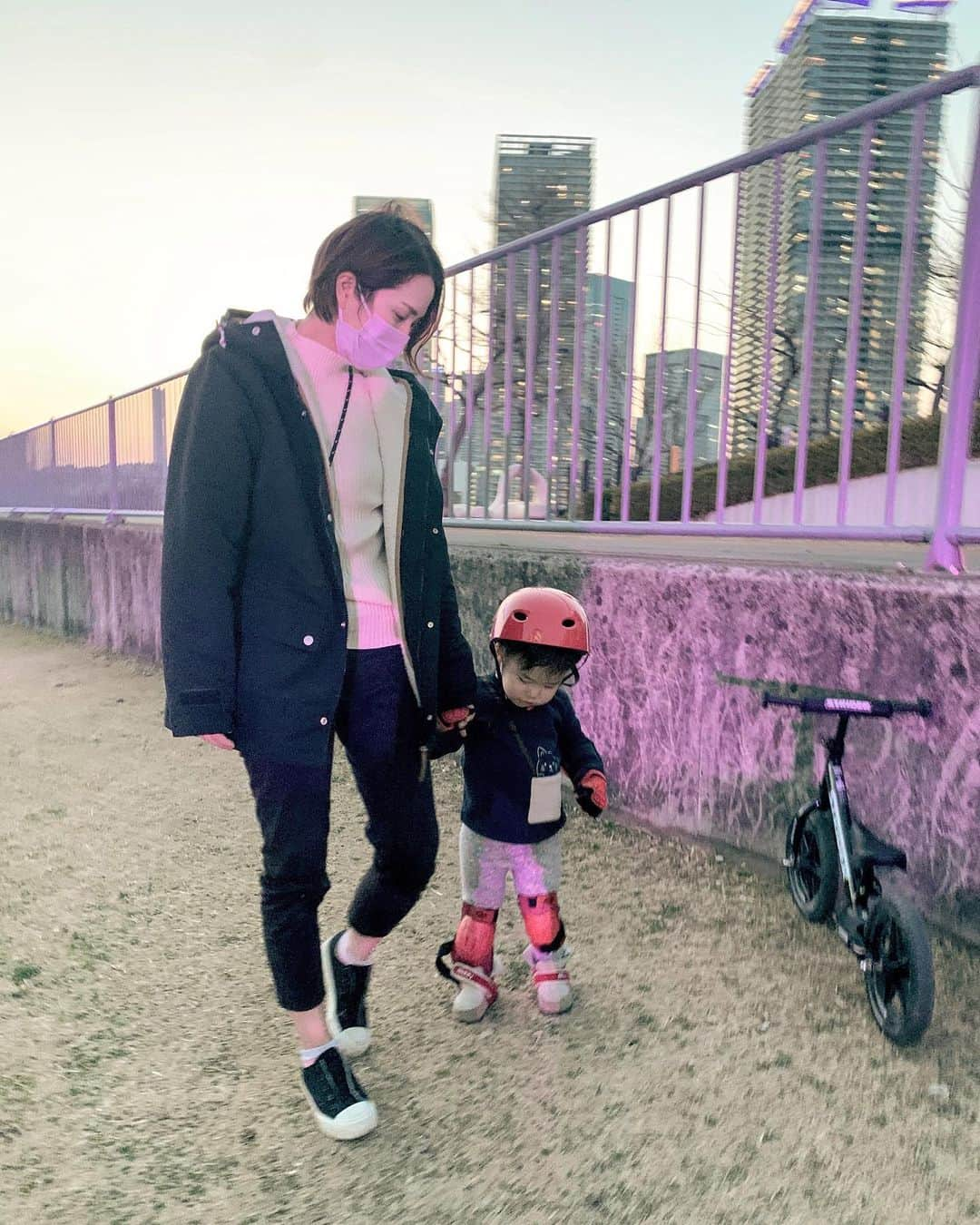 Remiさんのインスタグラム写真 - (RemiInstagram)「👶🏻's bike debut! 今日は朝から歯医者→公園→スイミング→買い物→公園と大忙し💦 もうすぐ2歳になる娘のプレゼント選びをして、初めてのストライダーにも挑戦🚲✨  アクティブな日はマウンテンパーカーが大活躍♪ とにかく軽くて温かいので薄手ニットと合わせて✨ どちらも @classicalelf_official のもの。  秋冬に大活躍したこのアウター、暖かくなったら内側のボアを外して薄手ジャケットとしても着られるので、春も活躍しそう🌿 外したボアも羽織として使えて3wayで楽しめます👏🏻 他にも大きめポケットや撥水加工など機能性抜群でプチプラが嬉しい✨しかも今なら40%off💡 私は(156cm)Mサイズでぴったりでした🙆🏻‍♀️  #公園コーデ #ママコーデ #クラシカルエルフ #classicalelf #エルフコーデ #スプリングコート #ボアコート #マウンテンパーカー #大人カジュアル #プチプラコーデ #ロカリ #locari #156cmコーデ」2月20日 19時29分 - remi_912