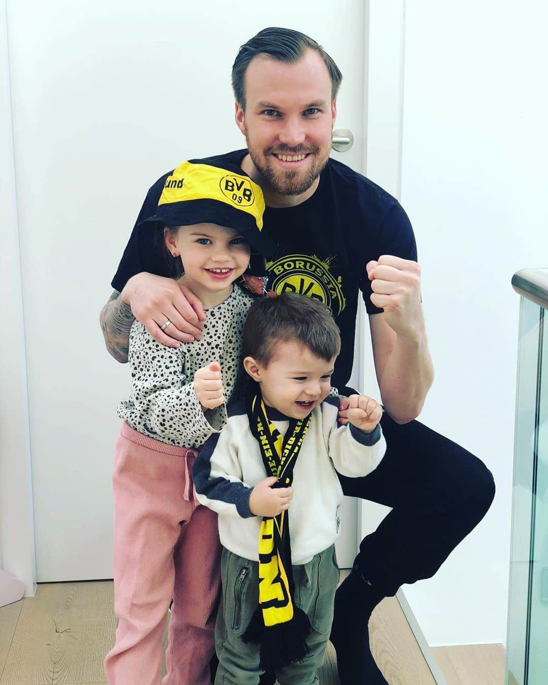 ケヴィン・グロスクロイツのインスタグラム：「Auf jetzt 💪🏻💪🏻💪🏻💯🖤💛 #wirsindbereit」