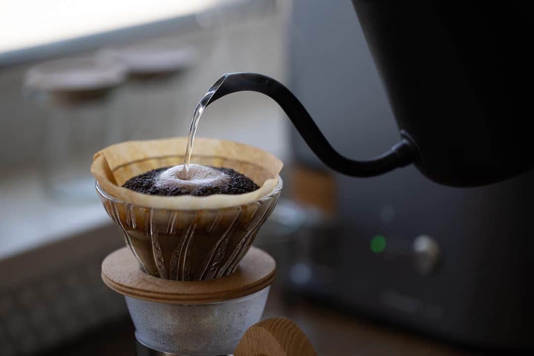 cafe_no_maのインスタグラム：「Enjoyed freshly roasted & brewed coffee ☕ ・ 焙煎後、飲み頃をむかえたコーヒー。フレッシュなコーヒー豆は生き物のようにぷくぷくとよく膨らみます。 . 焙煎機など、カフェノマの暮らしにあるモノを紹介しています（ @cafenoma.style ）」