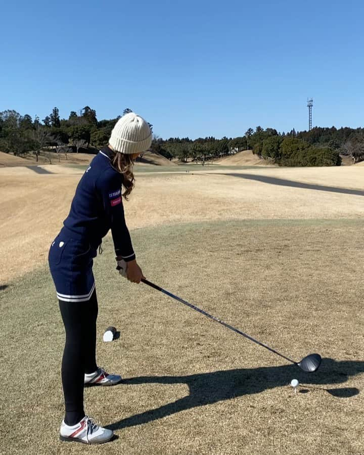 鎌田ハニーのインスタグラム：「寒くて身体が全然動いてなかった日🏌️‍♀️🍃 気温でスイング変わる...🥲 早く暖かくなってほしいです⛳️☀️ #ゴルフスイング動画 #プロゴルファー #ゴルフ女子 #lpga #鎌田ハニー #ゴルフウェア #エフィカス #efficacehomme #progolfer #lovegolf #golfstagram #golfswing」