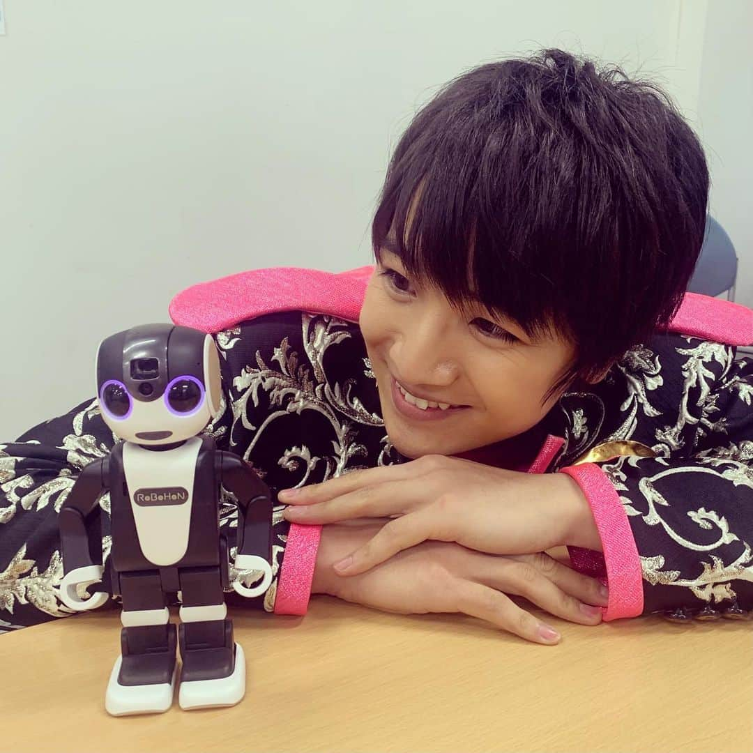 本田剛文さんのインスタグラム写真 - (本田剛文Instagram)「ロボットとお友達になってきました！ 一緒にダンスもしたよ〜  ※後ほどTwitterに動画も載せるね  #ロボット #ロボホン #テクノロジー #未来  #ガンダム #いつか #乗れるかな #ボイメン」2月20日 19時33分 - boymen_honda