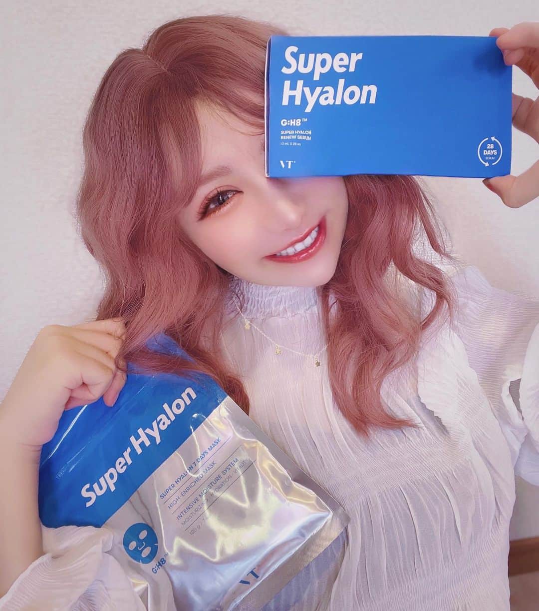 のインスタグラム：「・ 韓国コスメのVT「CICA」シリーズに続いて、VTスーパーヒアルロンシリーズも揃った♪  @vtcosmetics_official @vtcosmetics_japan  肌に低刺激なのが有名だけど、  VTヒアルロンマスクパック(7日間)は  保湿だけじゃなく、皮脂と毛穴を引き締めてくれるんだ🤗  一週間のケアにピッタリ😺  スーパーヒアルロンセラム(28日間)は  水分を集中的に補給して、さらに保湿アップ⤴️  ベタつきがなくて、毛穴の開きが気になる部分に集中攻撃できるから、いつも「CICA」とセットで愛用してるよ〜🤫  qoo10により、コスパの良い値段で買えるので、VTコスメ好きな人ぜひチェックしてみてね😉💚  #qoo10#vtcosmetic #コスメ#コスメレビュー#ツヤ肌#韓国コスメ#マスクパック#韓国コスメレビュー#スキンケア #セルフケア#美肌ケア#水光肌#毛穴ケア#シートマスク#フェイスマスク#保湿ケア#低刺激 #基礎化粧品 #保湿 #VTコスメティックス#VTスーパーヒアルロン#スーパーヒアルロンセブンディズマスク#スーパーヒアルロンリニューセラム#皮脂#テカリ防止#垢抜け#マスク荒れ#コスパ」