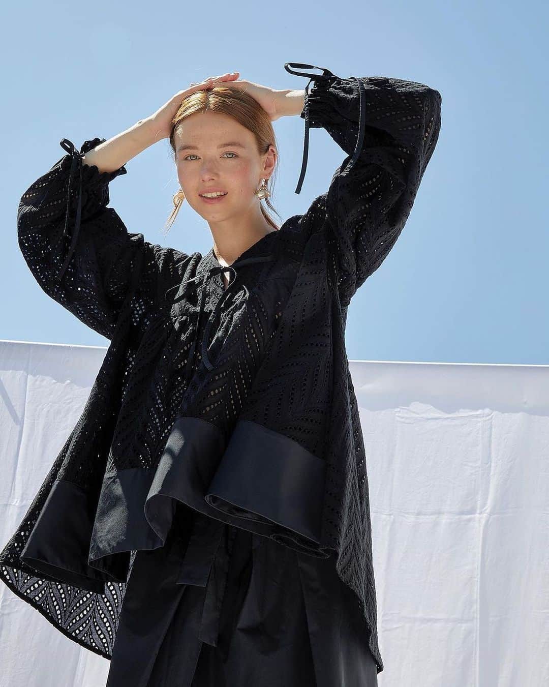 Taki Tanakaのインスタグラム：「CO|TE #入荷  ブラックレースの可愛いブラウス。 ふんわりと軽やかに。 #笑顔になれる服  @iza_official  #instorenow  SHOPIZA.com  #repost @cote.official ・・・ CO|TE •Smile• {Black Sangallo+Taffetà Top}       #coteofficial #madeinitaly #summer #spring #springsummer #springsummer2021 #ss21 #smile #black #sangallo #taffeta #top #ribbon #over #sky  #izastagram」