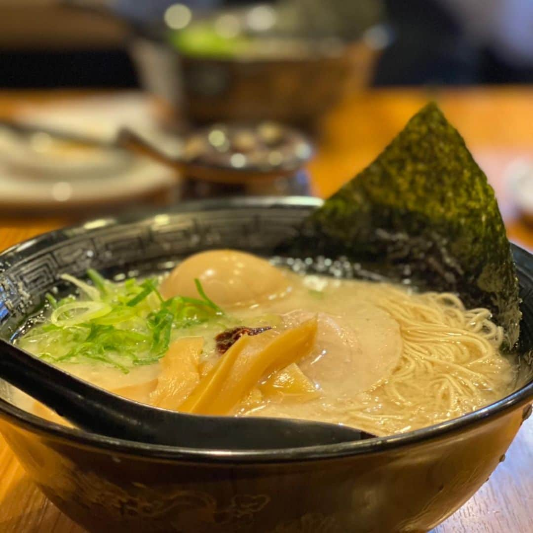 佐藤康恵のインスタグラム：「舞台稽古終わりで、皆んなでとんこつラーメン食べに行きました！ 共演者のさなえちゃんをパシャリ⭐️@sanaetsukamoto こんなに美味しい⭐️と思ったとんこつラーメン は、初めて！！と2人で感動しながら替え玉して、餃子も食べて🥟 さなえちゃんのプロ顔負けの食フォトにビックリ‼️私は、自撮りも下手っぴ💦 それにしても、美味しかった〜〜(^^) ごちそう様でした^_^  来月予定の1日限りの舞台のお知らせはまた、次回しますね！  では、良い週末を💋  よろしければいいね❤️お願いします！  NewサイトOPENまでは Y,S jewel(https://shop.ysjewel.me)も よろしくね💎💎  *ฺ✤ฺ*:.｡.:*ฺ✤ฺ*:.｡.:*｡.:*ฺ✤ฺ*:.｡.:*ฺ✤ฺ*﻿ 私がプロデュースしているブランド 「Y,S jewel」は  「Y,S luxury」として 3月から新たにパワーアップいたします。   きらめきのない日々が何気なく過ぎていく…  今こんな時、私にできることはなんだろう？  毎日が輝き、心のつながりを忘れない為に 願うことはなんだろう？   その答えを追究すべく、 私は歩きはじめます。  webショップや店舗販売などをはじめ、  様々な形で日常を彩る様々なアイテムをご提供する準備をしておりますので  是非、ご期待ください✨  あなただけの『瞬間』に寄り添いたい…  心に『人』としての輝きを…   Y,S luxury 佐藤康恵   *ฺ✤ฺ*:.｡.:*ฺ✤ฺ*:.｡.:*｡.:*ฺ✤ฺ*:.｡.:*ฺ✤ฺ*﻿ ﻿#ラーメン好き #ysluxury  #ハンドメイド ﻿#ハンドメイドアクセサリー  #ギフト  #ジュエリーデザイナー  #ring #スワロフスキー  #handmade #ysjewel  #accesaries #parts #fringe #chains #original #ハンドメイド素材 #アクセサリーパーツ #newdesign  #アクセサリー好きと繋がりたい  #アクセサリー素材  #ジュエリー好きな人と繋がりたい﻿ # #shop #ショップ　 #インスタ配信 #インスタライブ #佐藤康恵 #2児ママ #ドラマ　 #ファッション」