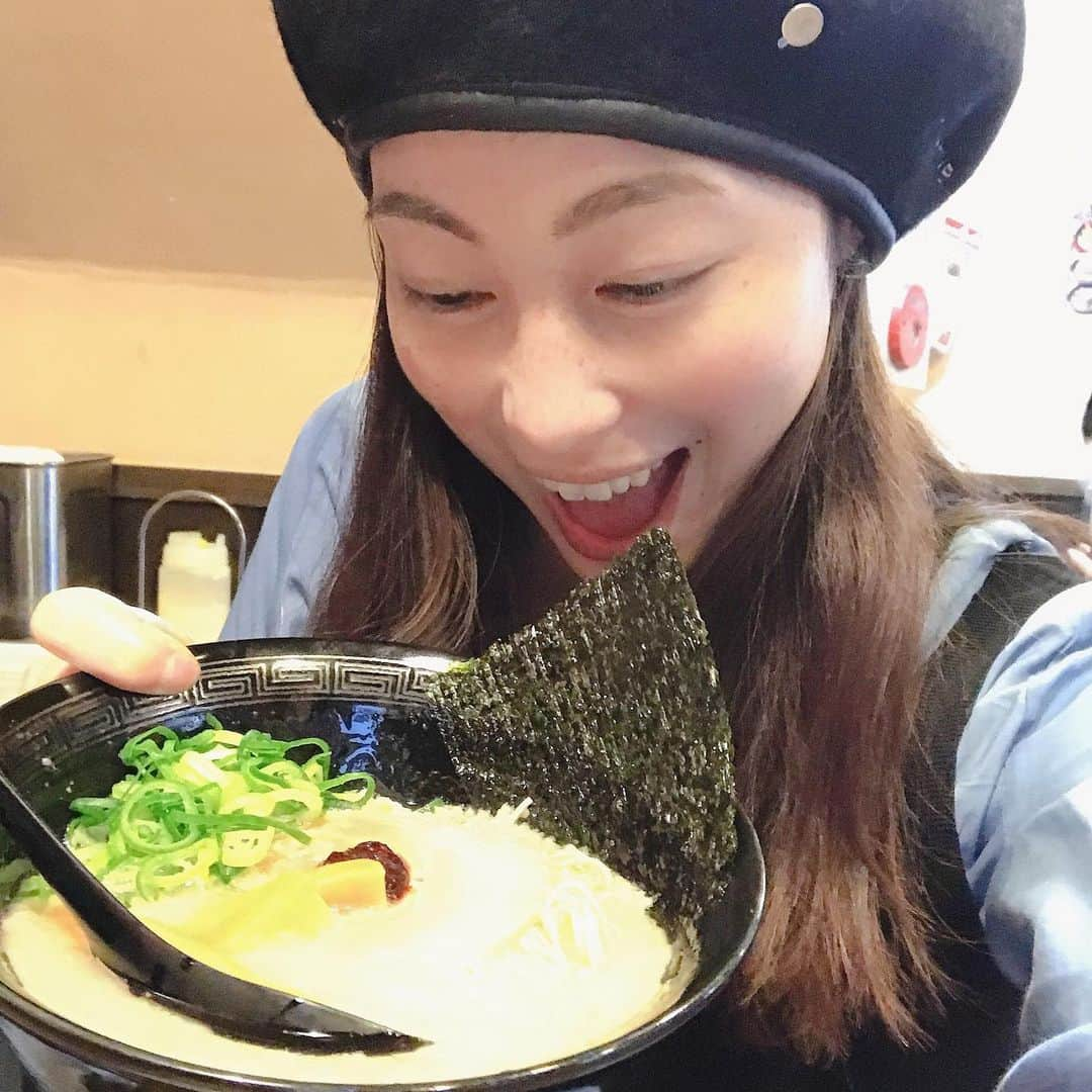 佐藤康恵さんのインスタグラム写真 - (佐藤康恵Instagram)「舞台稽古終わりで、皆んなでとんこつラーメン食べに行きました！ 共演者のさなえちゃんをパシャリ⭐️@sanaetsukamoto こんなに美味しい⭐️と思ったとんこつラーメン は、初めて！！と2人で感動しながら替え玉して、餃子も食べて🥟 さなえちゃんのプロ顔負けの食フォトにビックリ‼️私は、自撮りも下手っぴ💦 それにしても、美味しかった〜〜(^^) ごちそう様でした^_^  来月予定の1日限りの舞台のお知らせはまた、次回しますね！  では、良い週末を💋  よろしければいいね❤️お願いします！  NewサイトOPENまでは Y,S jewel(https://shop.ysjewel.me)も よろしくね💎💎  *ฺ✤ฺ*:.｡.:*ฺ✤ฺ*:.｡.:*｡.:*ฺ✤ฺ*:.｡.:*ฺ✤ฺ*﻿ 私がプロデュースしているブランド 「Y,S jewel」は  「Y,S luxury」として 3月から新たにパワーアップいたします。   きらめきのない日々が何気なく過ぎていく…  今こんな時、私にできることはなんだろう？  毎日が輝き、心のつながりを忘れない為に 願うことはなんだろう？   その答えを追究すべく、 私は歩きはじめます。  webショップや店舗販売などをはじめ、  様々な形で日常を彩る様々なアイテムをご提供する準備をしておりますので  是非、ご期待ください✨  あなただけの『瞬間』に寄り添いたい…  心に『人』としての輝きを…   Y,S luxury 佐藤康恵   *ฺ✤ฺ*:.｡.:*ฺ✤ฺ*:.｡.:*｡.:*ฺ✤ฺ*:.｡.:*ฺ✤ฺ*﻿ ﻿#ラーメン好き #ysluxury  #ハンドメイド ﻿#ハンドメイドアクセサリー  #ギフト  #ジュエリーデザイナー  #ring #スワロフスキー  #handmade #ysjewel  #accesaries #parts #fringe #chains #original #ハンドメイド素材 #アクセサリーパーツ #newdesign  #アクセサリー好きと繋がりたい  #アクセサリー素材  #ジュエリー好きな人と繋がりたい﻿ # #shop #ショップ　 #インスタ配信 #インスタライブ #佐藤康恵 #2児ママ #ドラマ　 #ファッション」2月20日 19時48分 - yasuesato.official