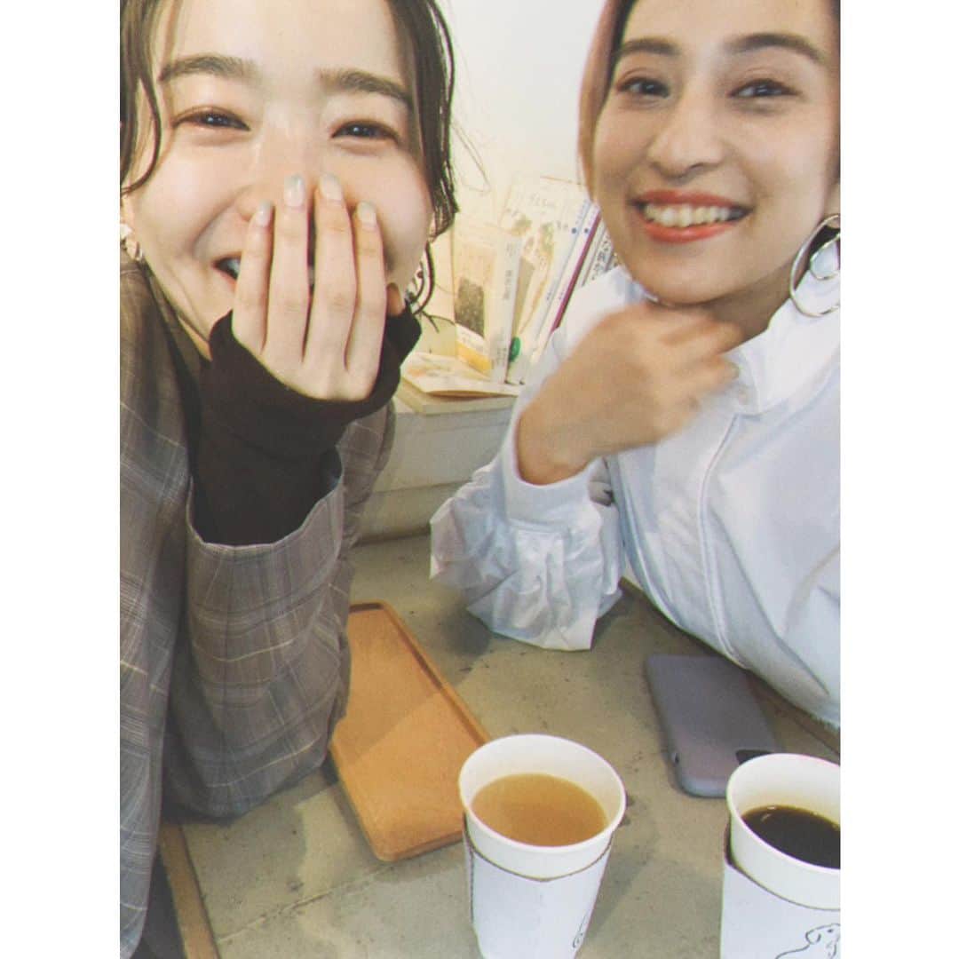 猪鼻ちひろさんのインスタグラム写真 - (猪鼻ちひろInstagram)「🐶🐱🍎 本が倒れてきたところ撮れてたねっ！ #アップルタイザー #だいすき #あったらラテより頼んじゃう #ニューヨークを思い出すのはわたしだけ？ #ちひろのごはん」2月20日 19時48分 - inohanachihiro