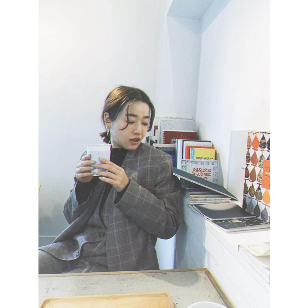 猪鼻ちひろさんのインスタグラム写真 - (猪鼻ちひろInstagram)「🐶🐱🍎 本が倒れてきたところ撮れてたねっ！ #アップルタイザー #だいすき #あったらラテより頼んじゃう #ニューヨークを思い出すのはわたしだけ？ #ちひろのごはん」2月20日 19時48分 - inohanachihiro